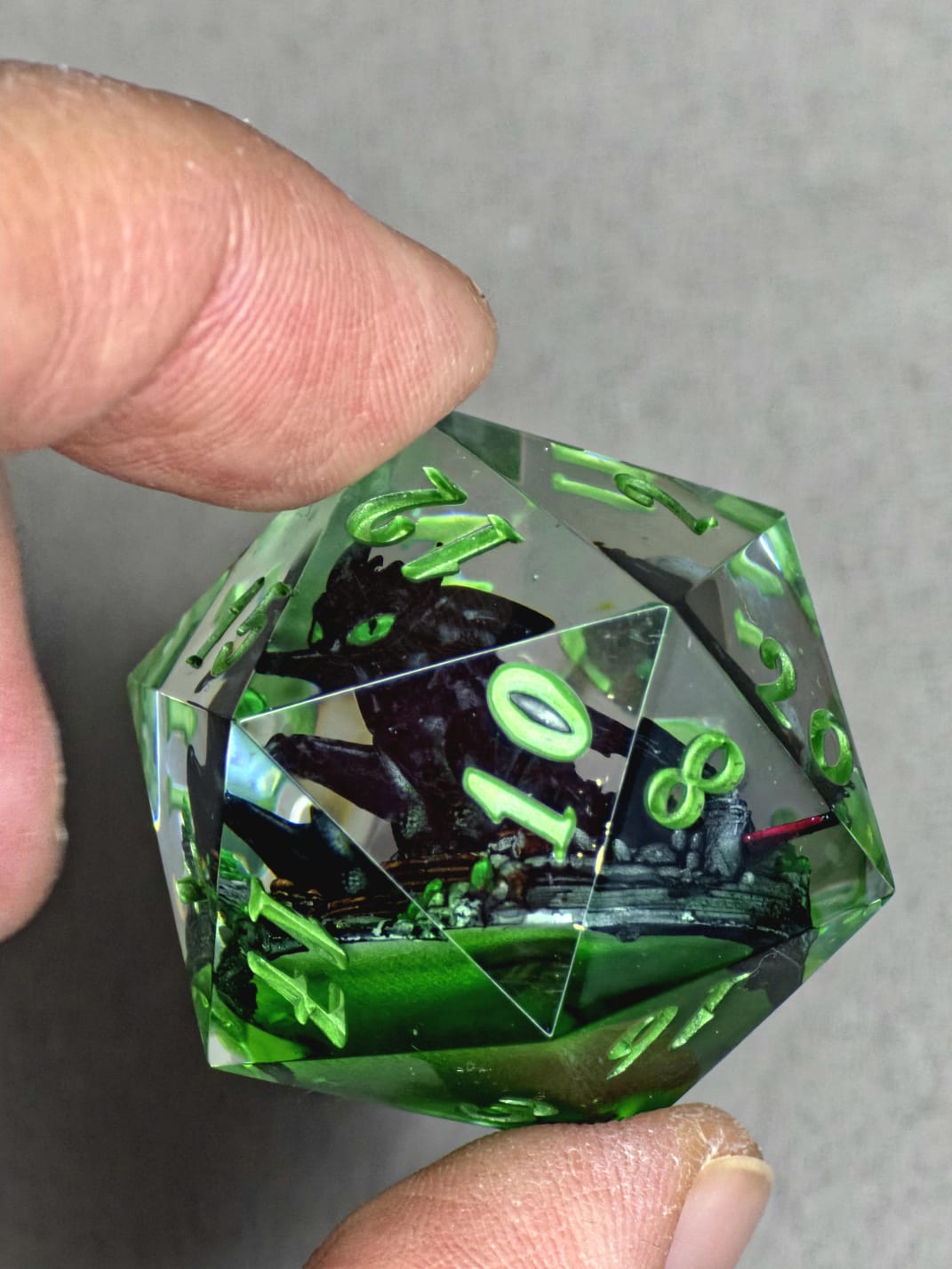 Nachtschatten D20 35mm – Handgemachter Resin Dragon Dice inspiriert von Ohnezahn aus How to Train Your Dragon, Schwarzer Drache Fantasy Würfel