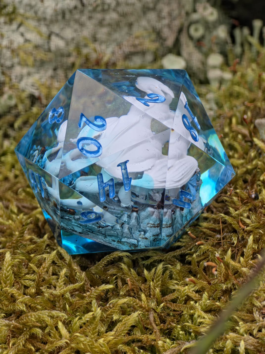 Tagesschatten D20 40mm – Handgemachter Resin Dragon Dice inspiriert von Drachenzähmen leicht gemacht, Fantasy Würfel mit Drache (Sarah)