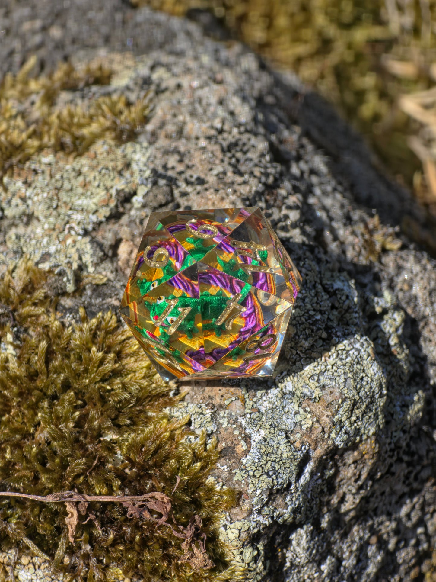 Pascal's Secret Garden D20 Dice – Tangled Inspired Resin D20 mit Pascal Chamäleon | Handgemachter Sharp Edge Würfel für DnD & RPG