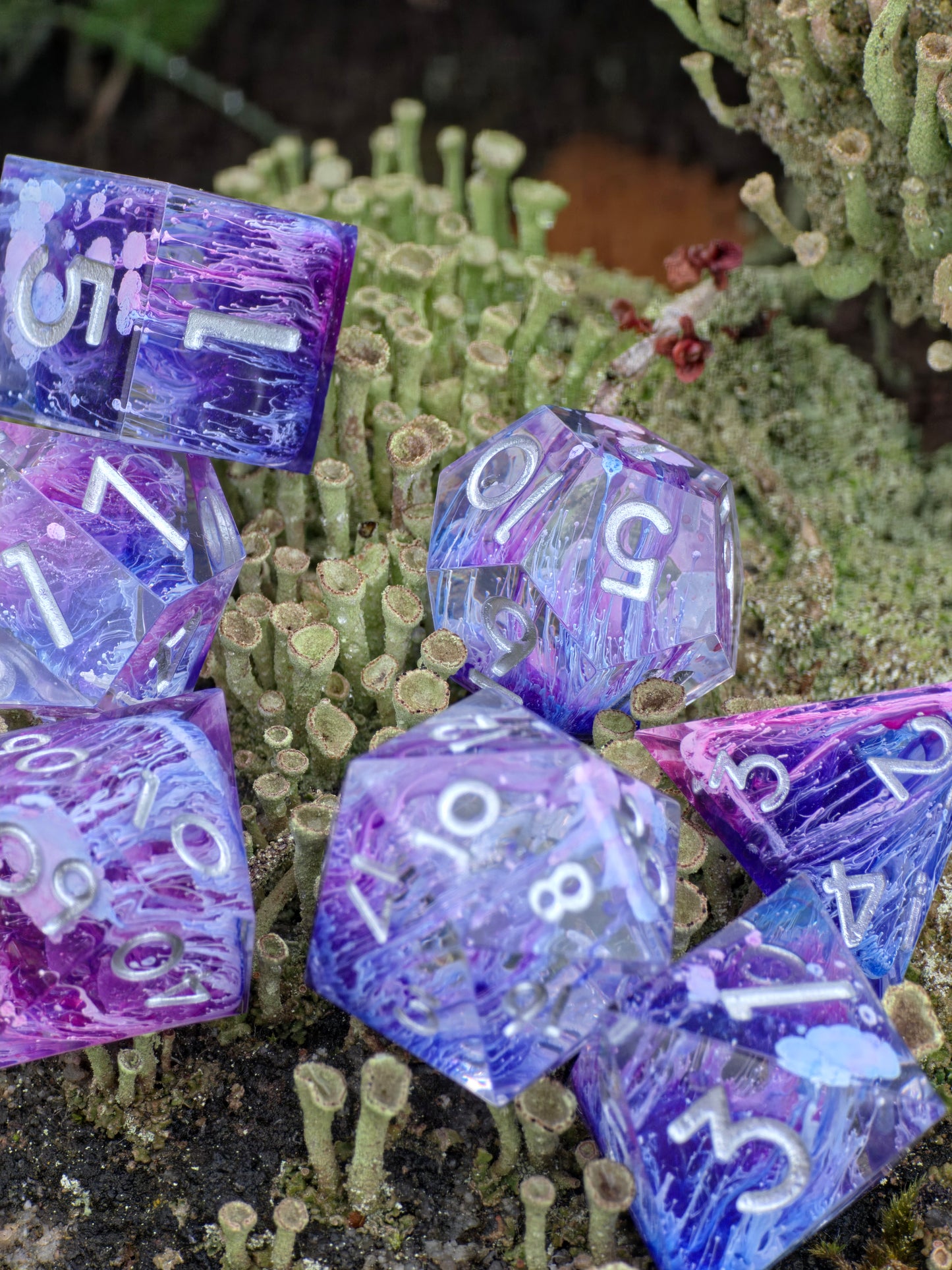 Nebula Bloom – Handgemachtes DnD Würfelset violett mit Petri Effekt und silbernen Zahlen | 7-teiliges Polyhedral Set | TTRPG Dice | Artisan Resin Dice
