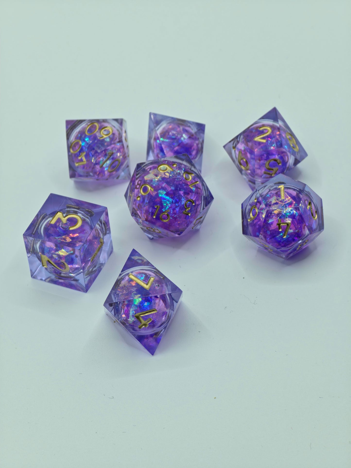 Polyedrischer Aurora Liquid Core DnD Würfelset 7 Stück – Amethyst Glow Dice | Handgemachte Resin Würfel mit Flüssigkern golden Zahlen TTRPG