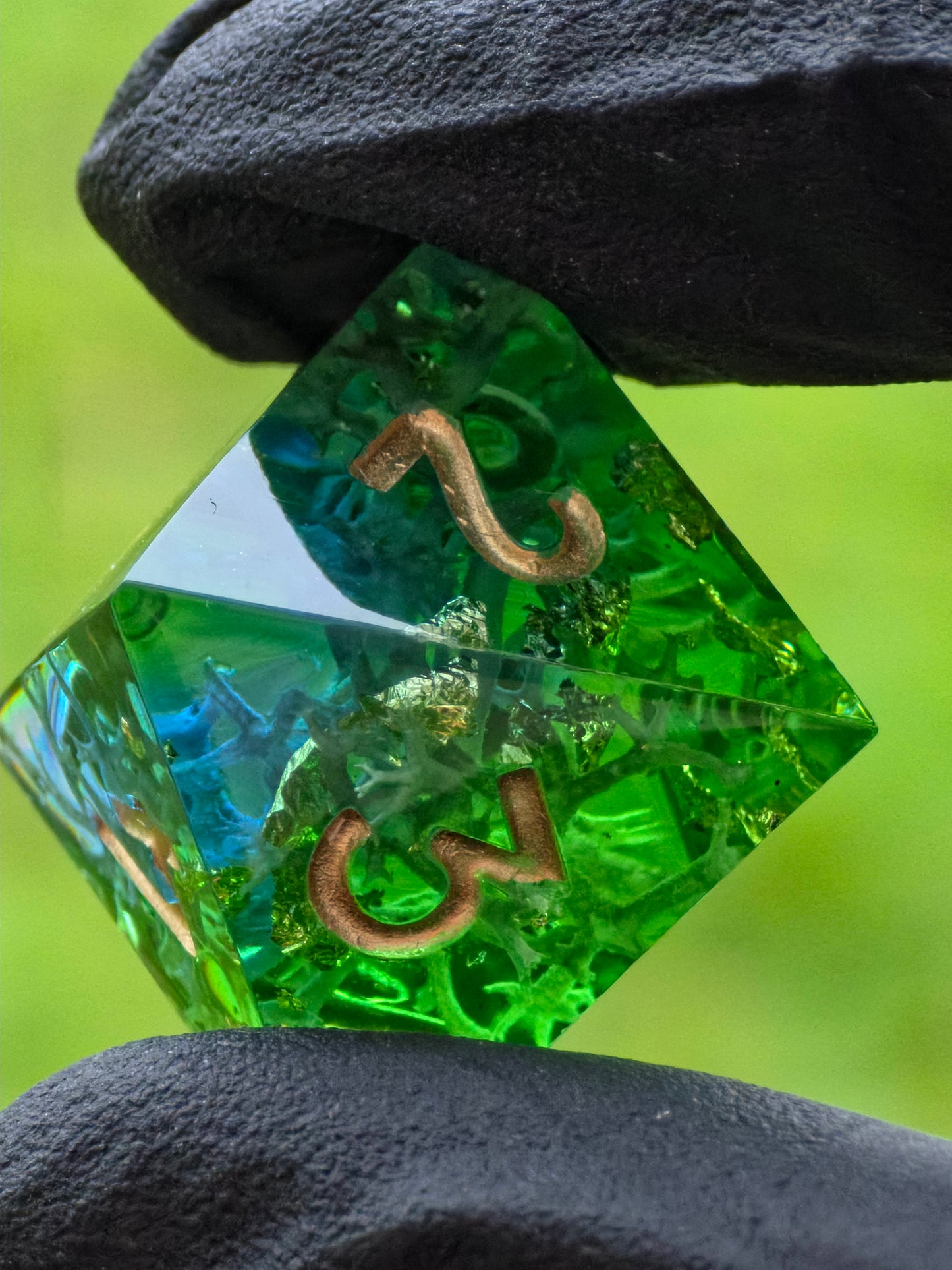 Polyedrisches Würfelset „Emerald Grove“ – Handgemachte Resinwürfel in Smaragdgrün mit Goldflocken & Moosstruktur | DnD Dice Set Pen and Paper TTRPG | Naturwürfel mit Spiegelglanz