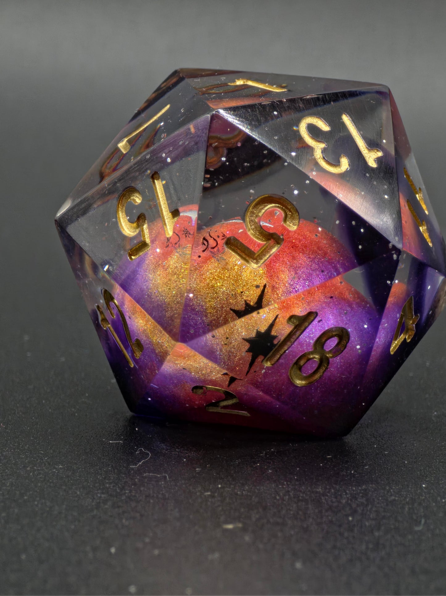 Planet Meteorite Galaxy D20 Würfel 35mm – Handgemachter Polyedrischer Resinwürfel mit goldenen Zahlen & Sternen | DnD Pen and Paper | Einzelwürfel
