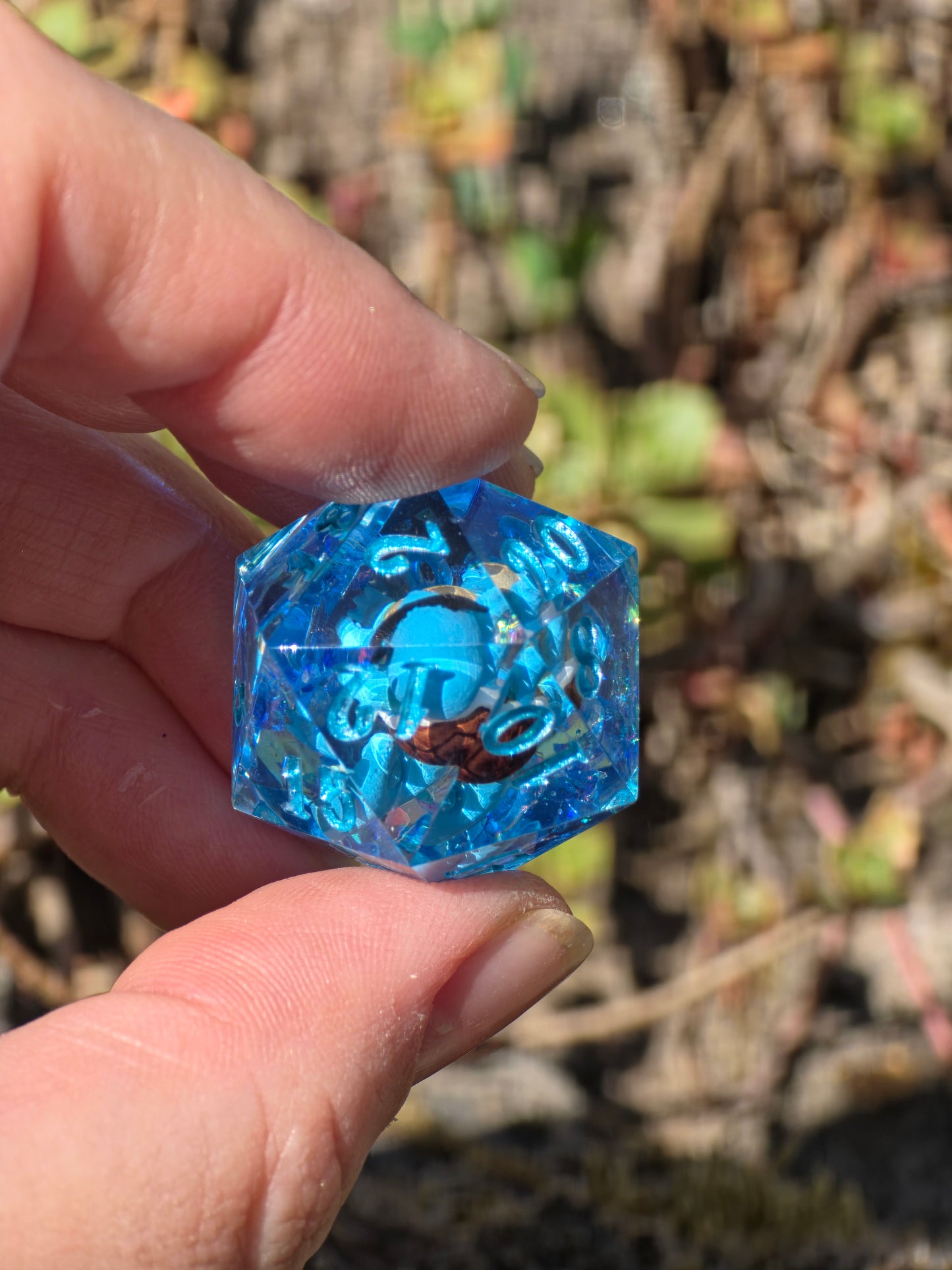 🌟Shiggy – Azure Tide D20 28 mm – Pokémon-inspirierter Resin Würfel in Deep Ocean Blue | Metallisch Himmelblaue Zahlen