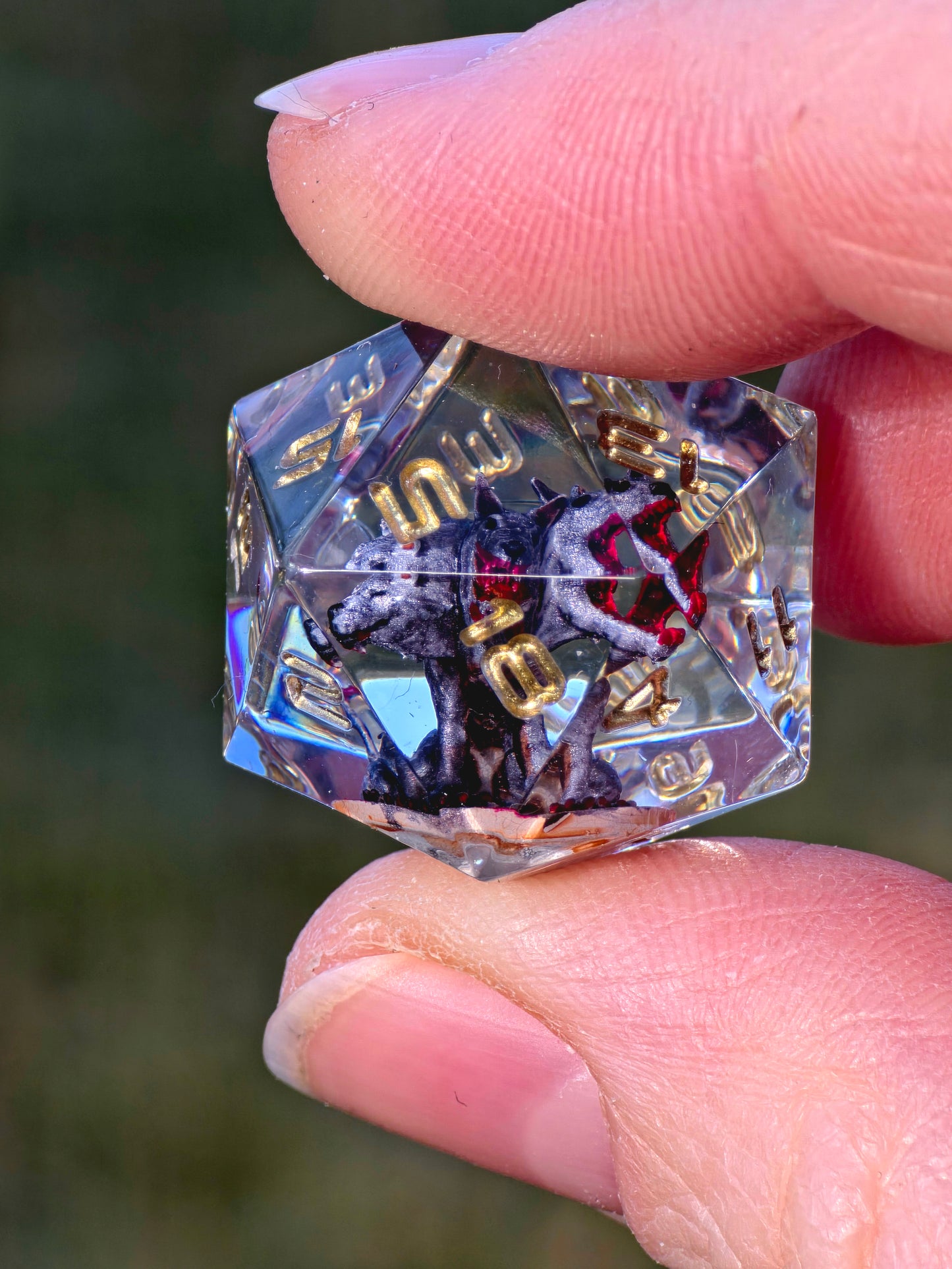 Handgemachtes DnD Würfelset „Blood Cerberus“ – Resin Dice Set 7-teilig | D20 mit Cerberus | Rot Schwarz | Sharp Edge | Goldene Zahlen | RPG Würfel