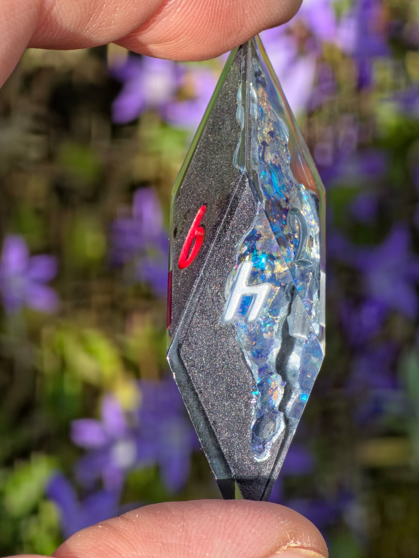 Geode Style Elongated Dice Set – Handgemachte Sharp Edge Würfel mit Opal-Kristallen, Rot-Silber Zahlen, Fantasy DnD Resin Dice (Eléras of Argent)