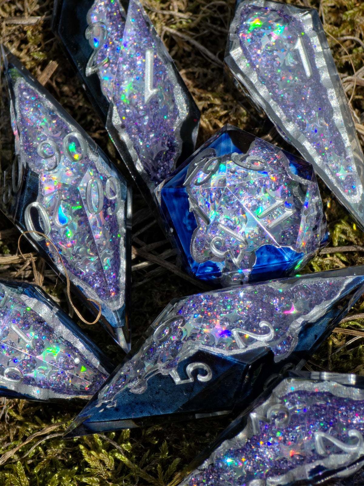 Celestial Sapphire – Shattered Starlight Blue Galaxy Geode Würfelset – 7-teiliges DnD Dice Set | Funkelnde Kristall Würfel in Dunkelblau & Silber | Handmade Resin Dice