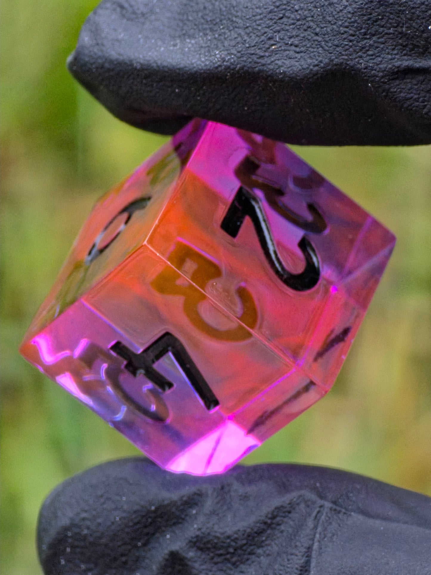 Radiant Ember – Handgemachtes Polyedrisches Würfelset aus Resin | Leuchtend Pink-Oranger Nebula Effekt | DnD Dice Set TTRPG