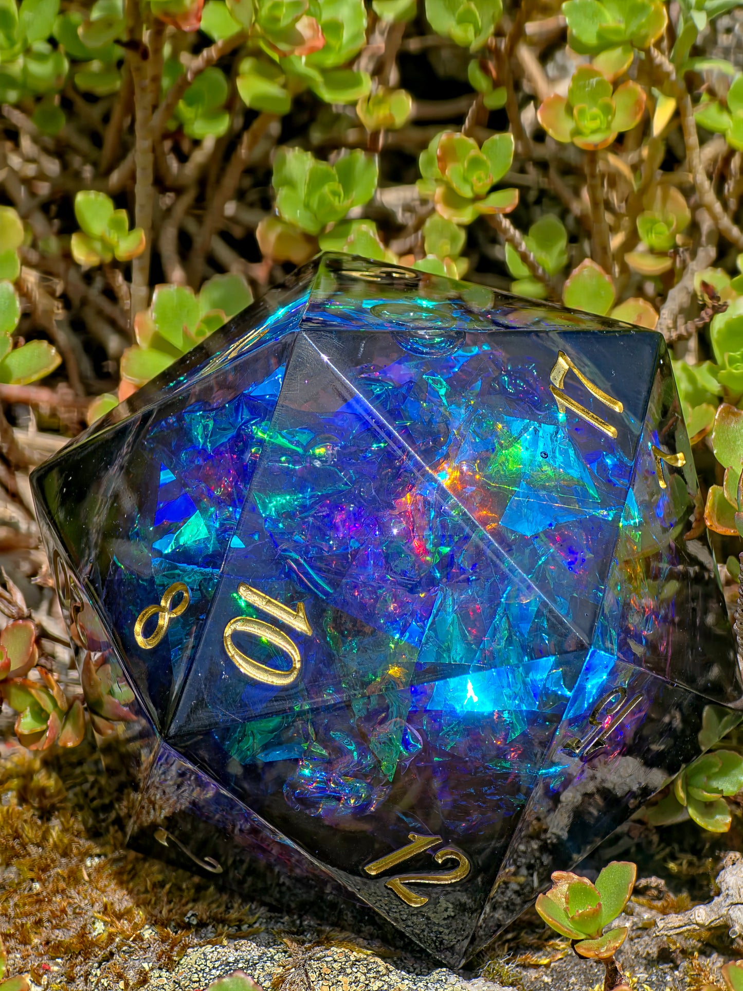 Voidheart Opal - Black Opal with Lilac Splash – 65 mm Chonk D20, Handgemachter Sharp Edge Resin Würfel (Lio)