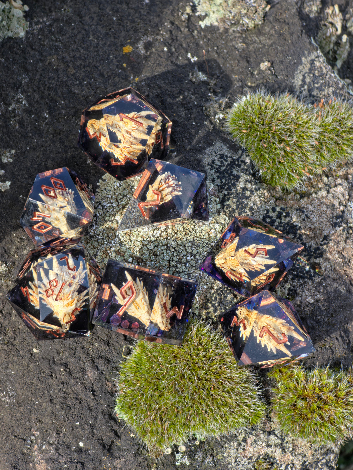 Dragon's Legacy – Ancient Skulls Drachen Schädel Würfelset – 7-teiliges DnD Resin Dice Set | Dragon Skull Dice mit Kupfer Zahlen | Handmade Fantasy Würfel