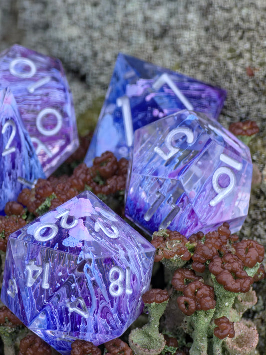Nebula Bloom – Handgemachtes DnD Würfelset violett mit Petri Effekt und silbernen Zahlen | 7-teiliges Polyhedral Set | TTRPG Dice | Artisan Resin Dice