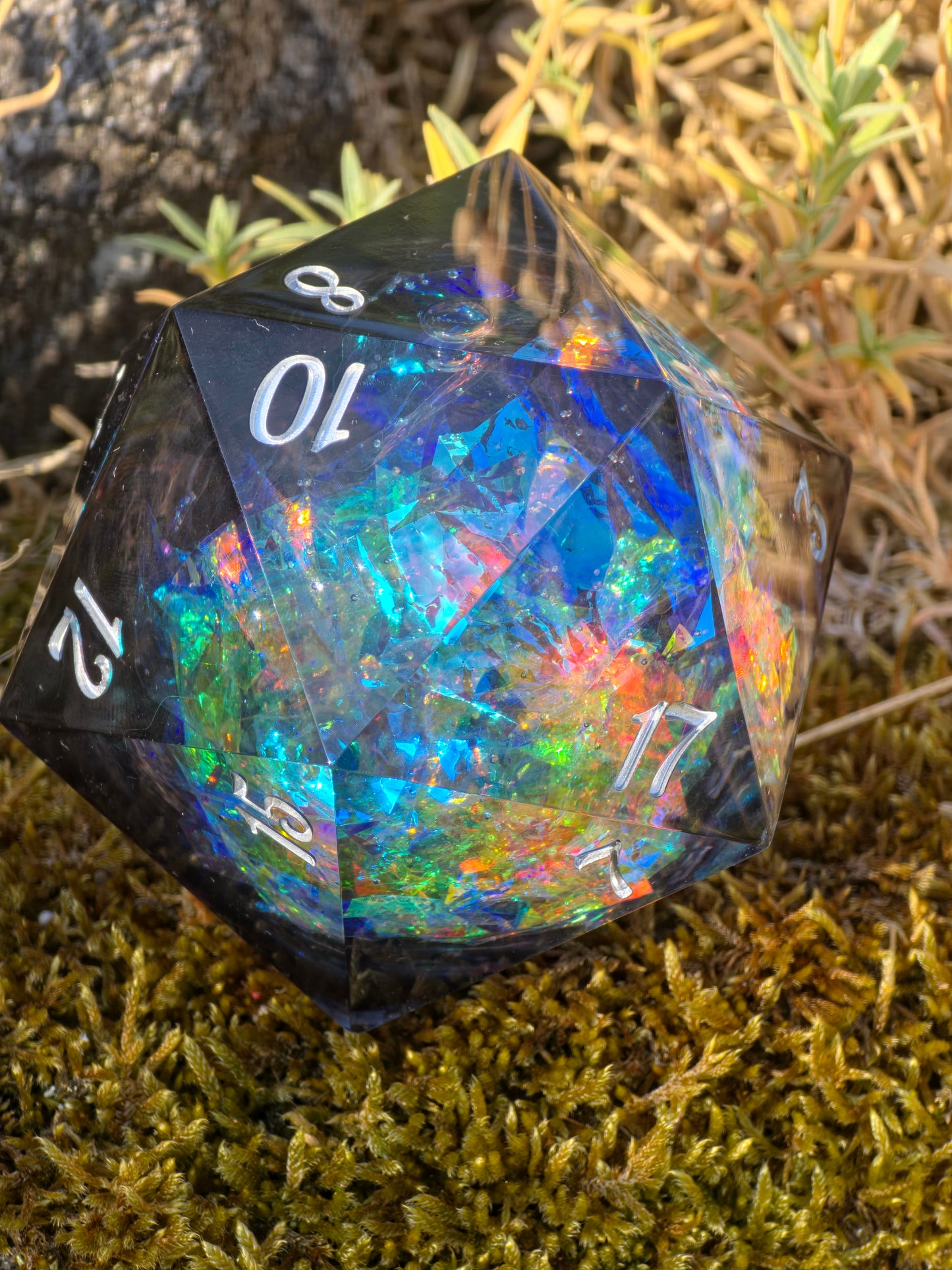 Eclipse Black Opal 65mm Black Opal Chonk D20 – Handgemachter Giant Dice mit Opal-Effekt, Sharp Edge Resin Würfel für DnD und Sammler (Anne)