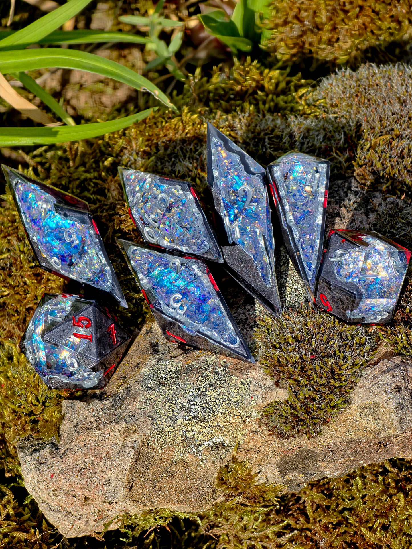 Geode Style Elongated Dice Set – Handgemachte Sharp Edge Würfel mit Opal-Kristallen, Rot-Silber Zahlen, Fantasy DnD Resin Dice (Eléras of Argent)