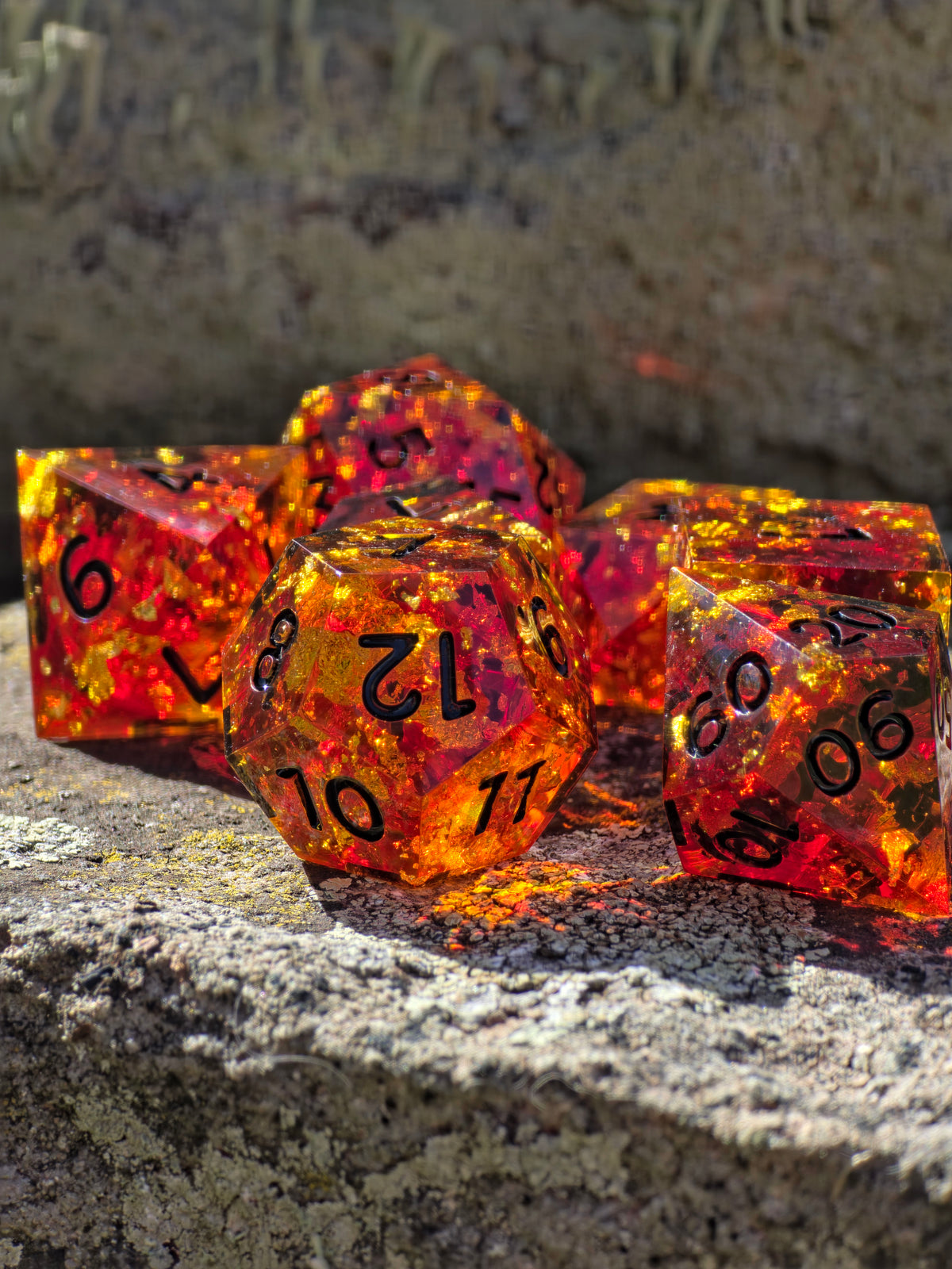 Ember Amber – Golden Fire Bernstein Würfelset – Amber Dice Set mit Goldflocken | 7-teiliges DnD Resin Würfelset in Rot & Honiggold | Handmade Fantasy Dice