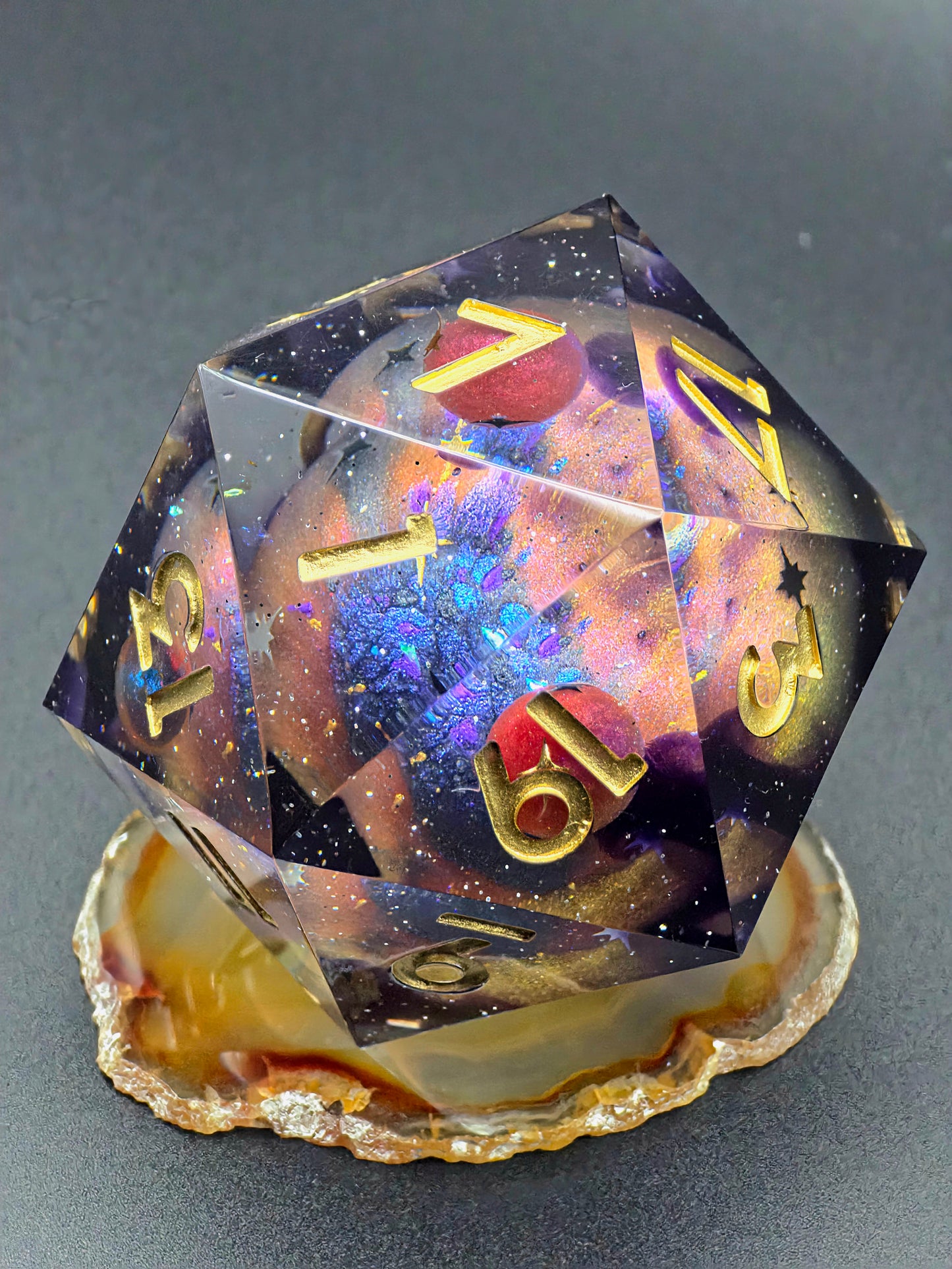 Großer Polyedrischer D20 „Celestial Sphere“ 55 mm – Handgefertigter Premium-Resinwürfel mit 4 Planeten & Galaxy Effekt | Einzelstück | DnD