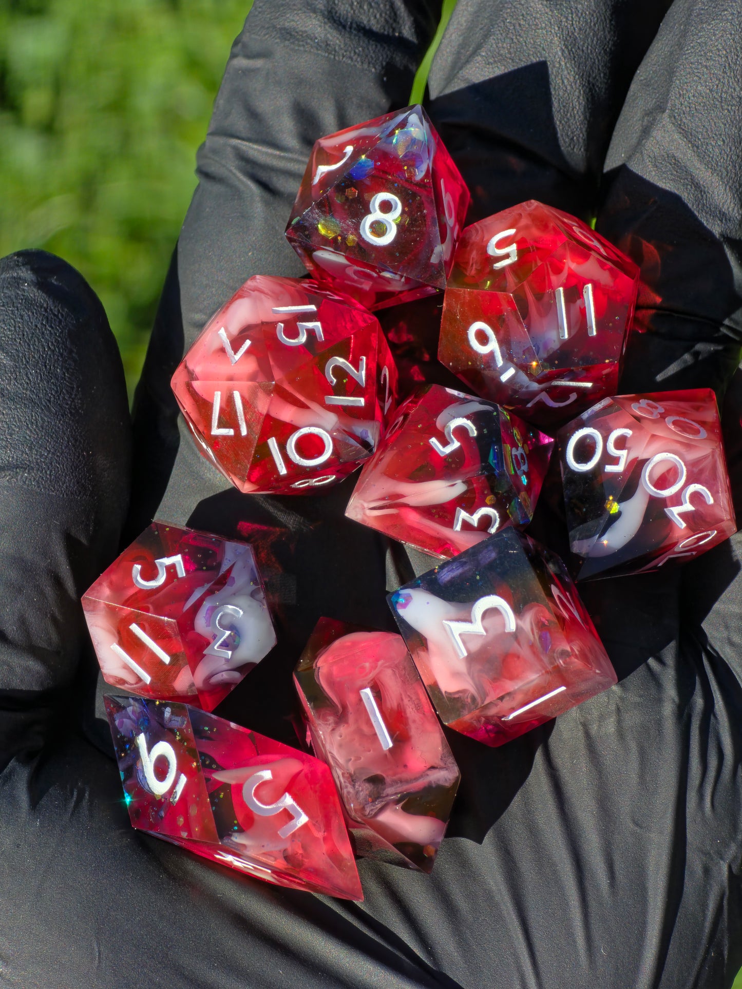 Polyedrische Blood & Mist Dice – inspiriert von Astarion aus Baldur’s Gate 3 Handmade DnD Dice Set 9 Stück – Blutrot, Weißer Nebel Schwarze Schatten