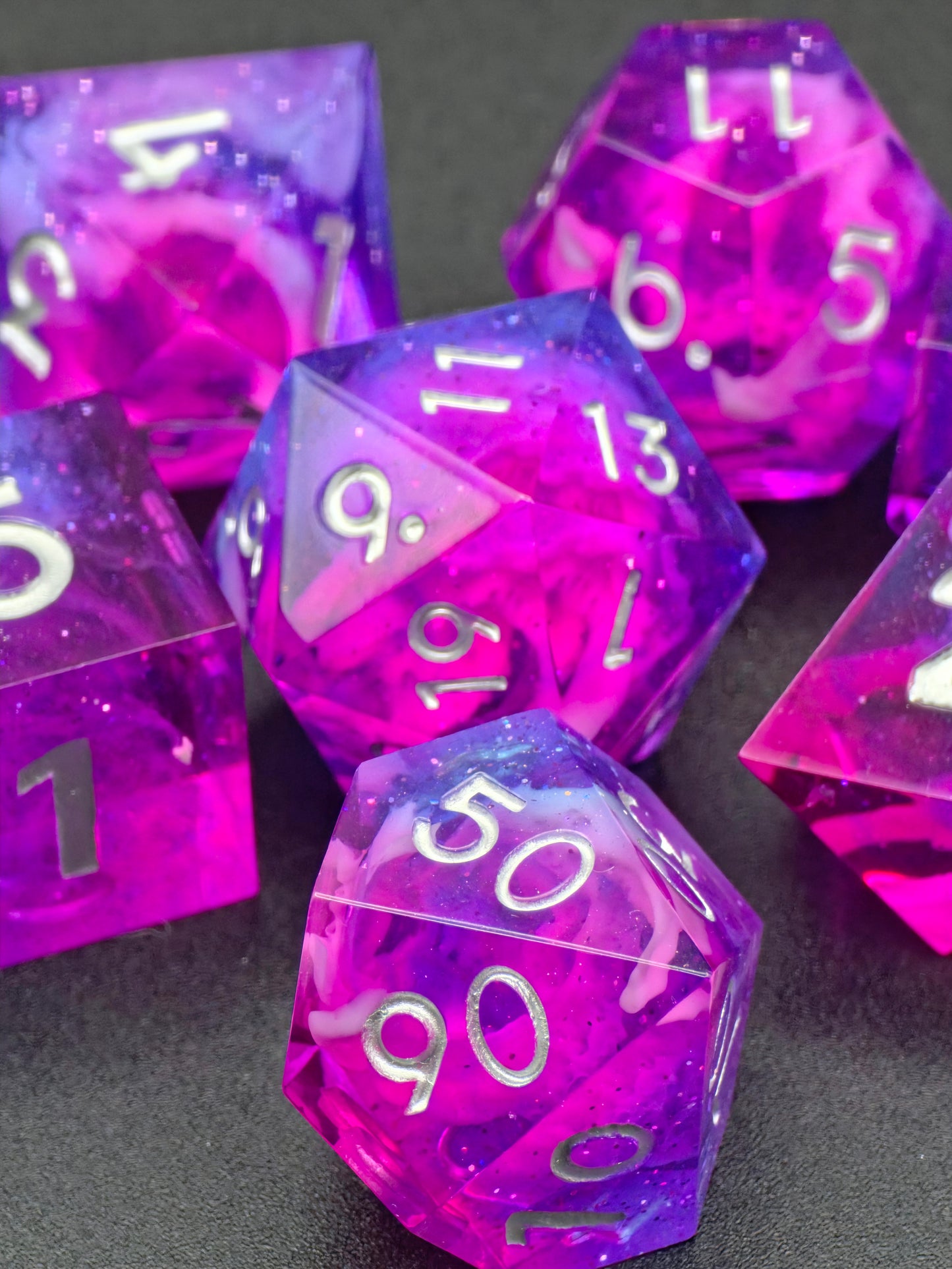 Astral Bloom Nebula – Polyedrisches Würfelset | Pink-Violett Galaxy & Cloud Effekt | Handmade Resin DnD Dice Set mit silbernen Zahlen | TTRPG Würfel