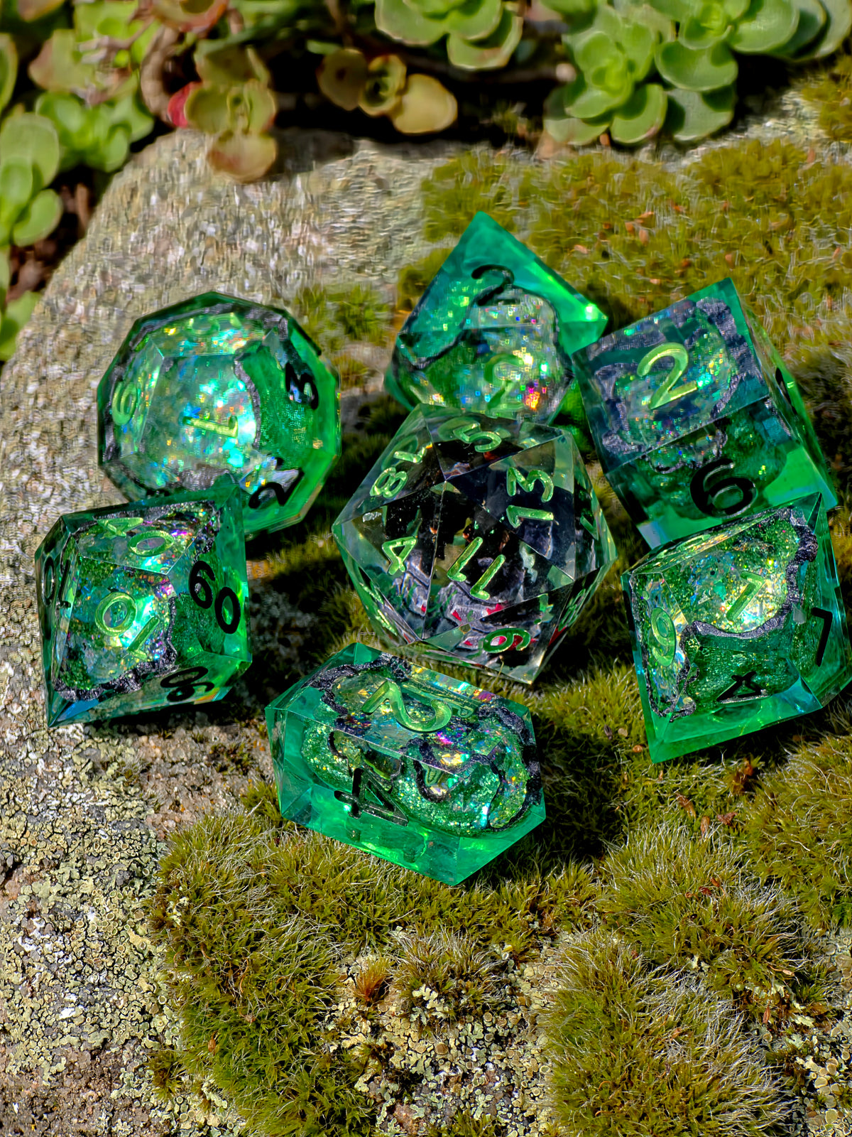 Toothless inspired – Emerald Dragon's Heart- Inspired Würfelset – 7-teiliges Resin Dice Set | Ohnezahn D20 & Smaragdgrüne Geode Würfel | Drachen Fantasy Dice