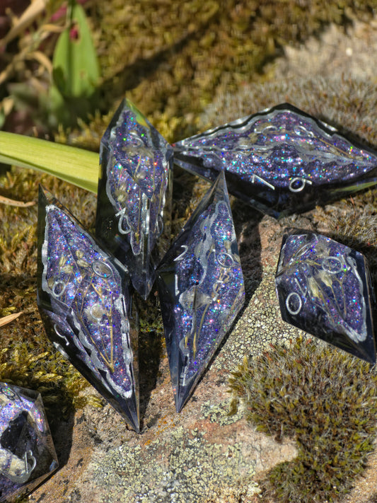 Moonflower Sanctuary Custom Geode Effect Elongated Dice Set mit weißen Blüten – Handgemachte Sharp Edge Resin Würfel mit Kristallkern für DnD (Anne)
