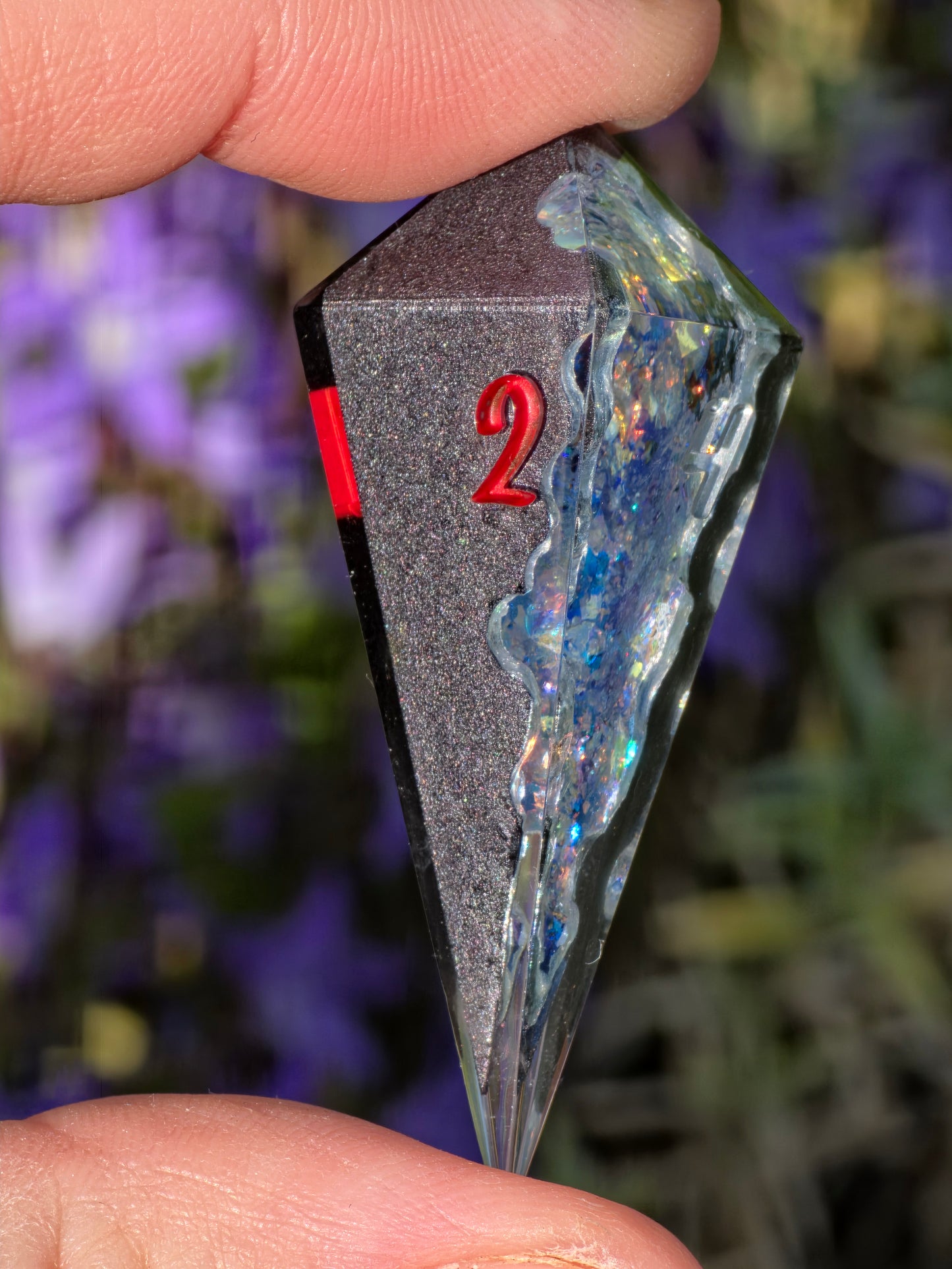 Geode Style Elongated Dice Set – Handgemachte Sharp Edge Würfel mit Opal-Kristallen, Rot-Silber Zahlen, Fantasy DnD Resin Dice (Eléras of Argent)