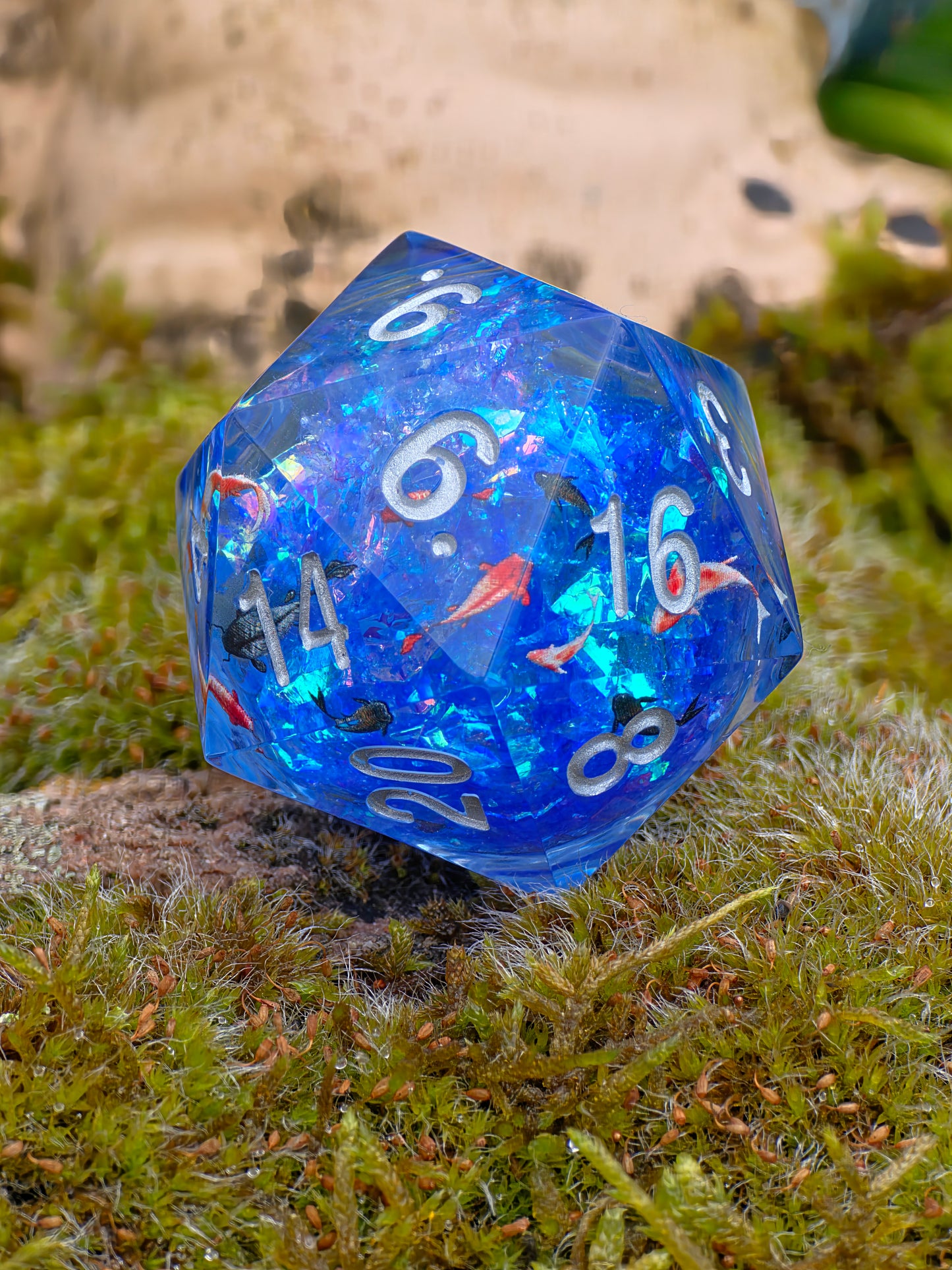 Chonk Polyedrischer D20 Würfel 35mm – Liquid Core mit Koi Fischen im See/Teich – Handgemachter Resin Würfel für DnD, TTRPG & Sammler