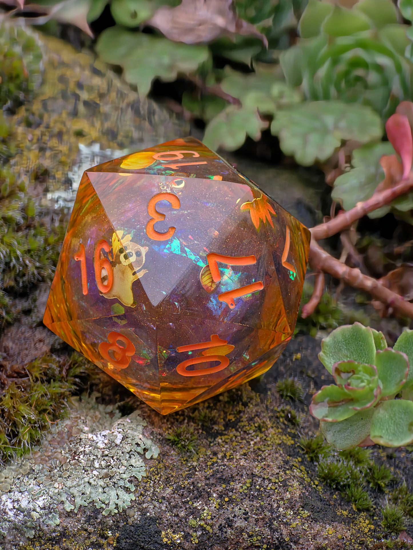 Chonk Polyedrischer D20 Würfel 33–35 mm – Liquid Core Autumn Raccoon Dice | Handgemachter Resin Würfel mit Herbstblättern, Kürbis, Halloween
