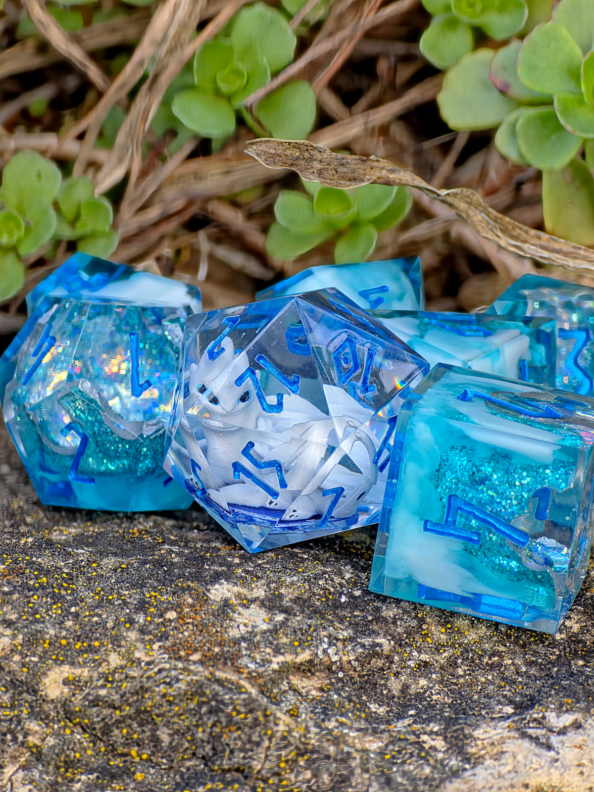 Crystal Sky - Light Fury Inspired Handmade Würfelset – 7-teiliges Resin Dice Set | Tagesschatten D20 & Türkise Geode Würfel