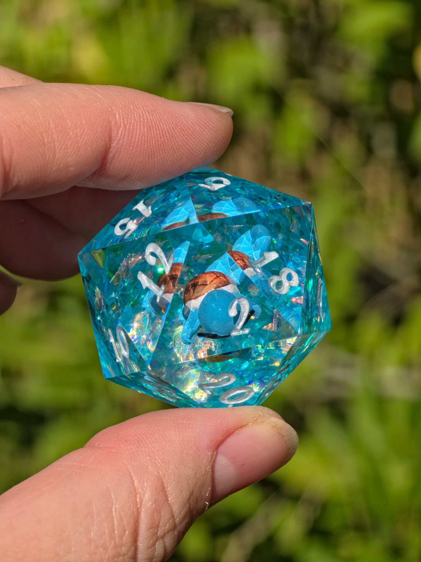 Shiggy – Summer Splash D20 40 mm – Pokémon-inspirierter Resin Würfel mit Sonnenbrille XL DnD Sammlerwürfel