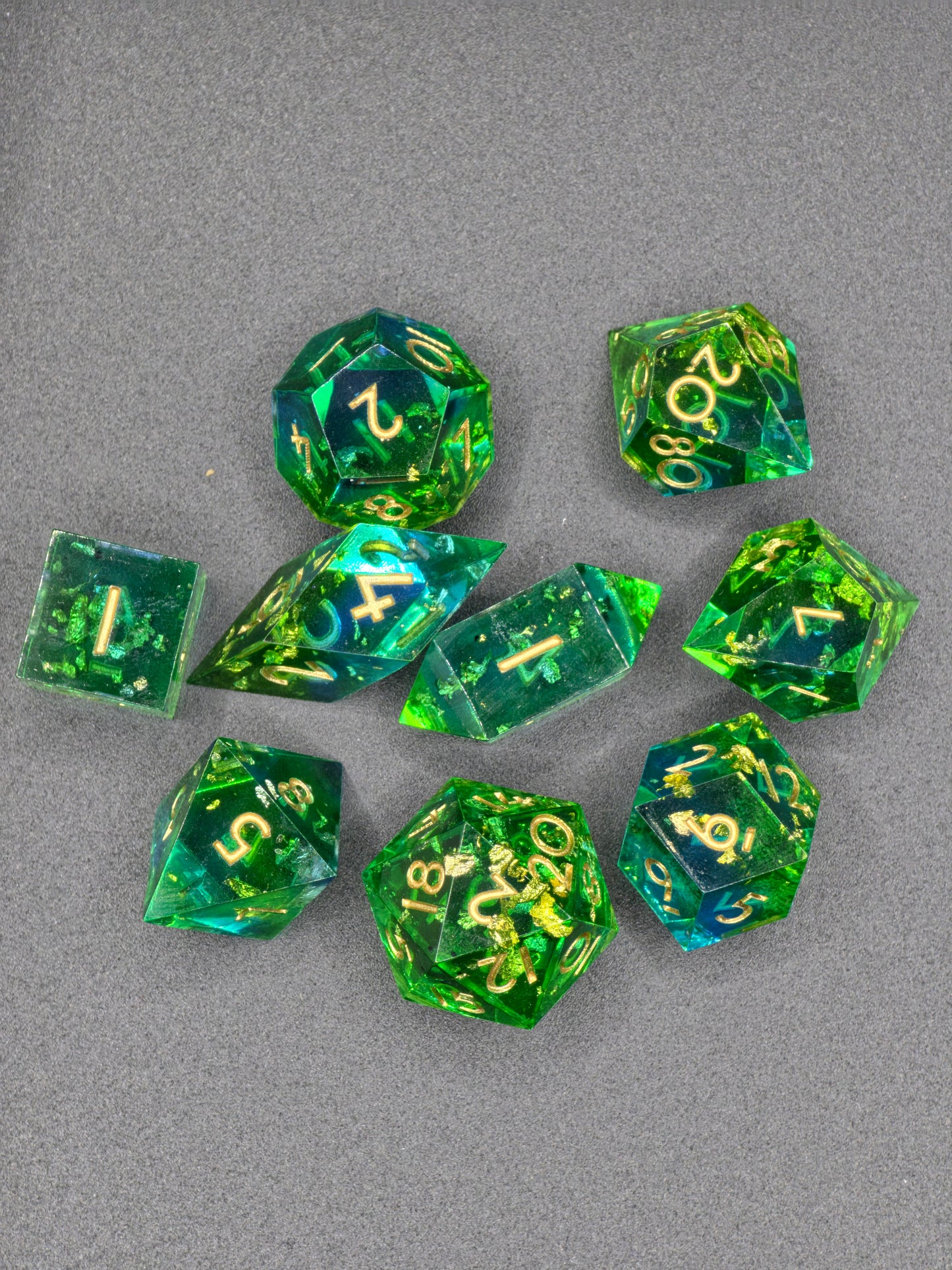 Handgemachtes Polyedrisches Würfelset „Emerald Tide“ – Grün Blau Resin Dice mit Goldflakes | DnD Dice Set | TTRPG | Pen and Paper | Transparent Magic Dice
