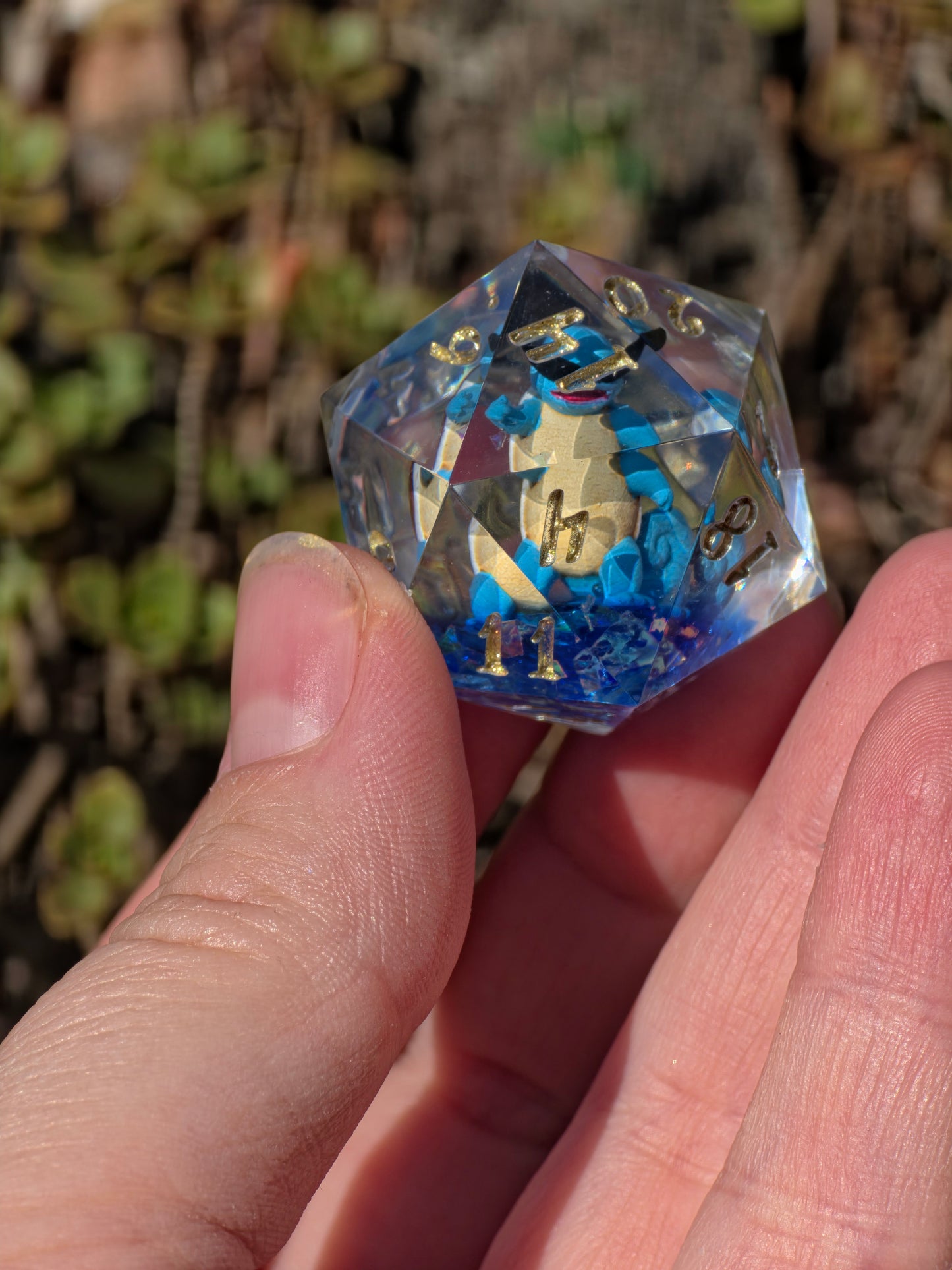 Shiggy – Summer Galaxy D20 35 mm – Pokémon-inspirierter Resin Würfel mit Sonnenbrille | Galaxy Design | Handgefertigter DnD Würfel