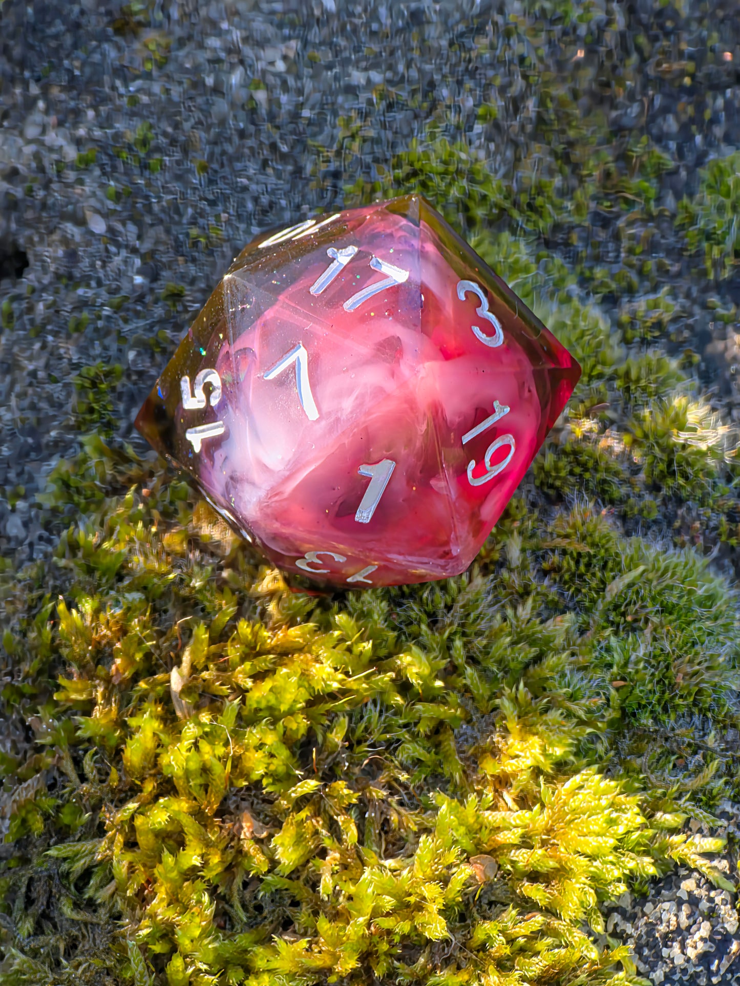 Polyedrischer D20 Chonk Würfel 35mm – Blood & Mist Dice | Handmade DnD Würfel | Vampir Gothic Fantasy Dice – Rot, Weißer Nebel, Schwarz