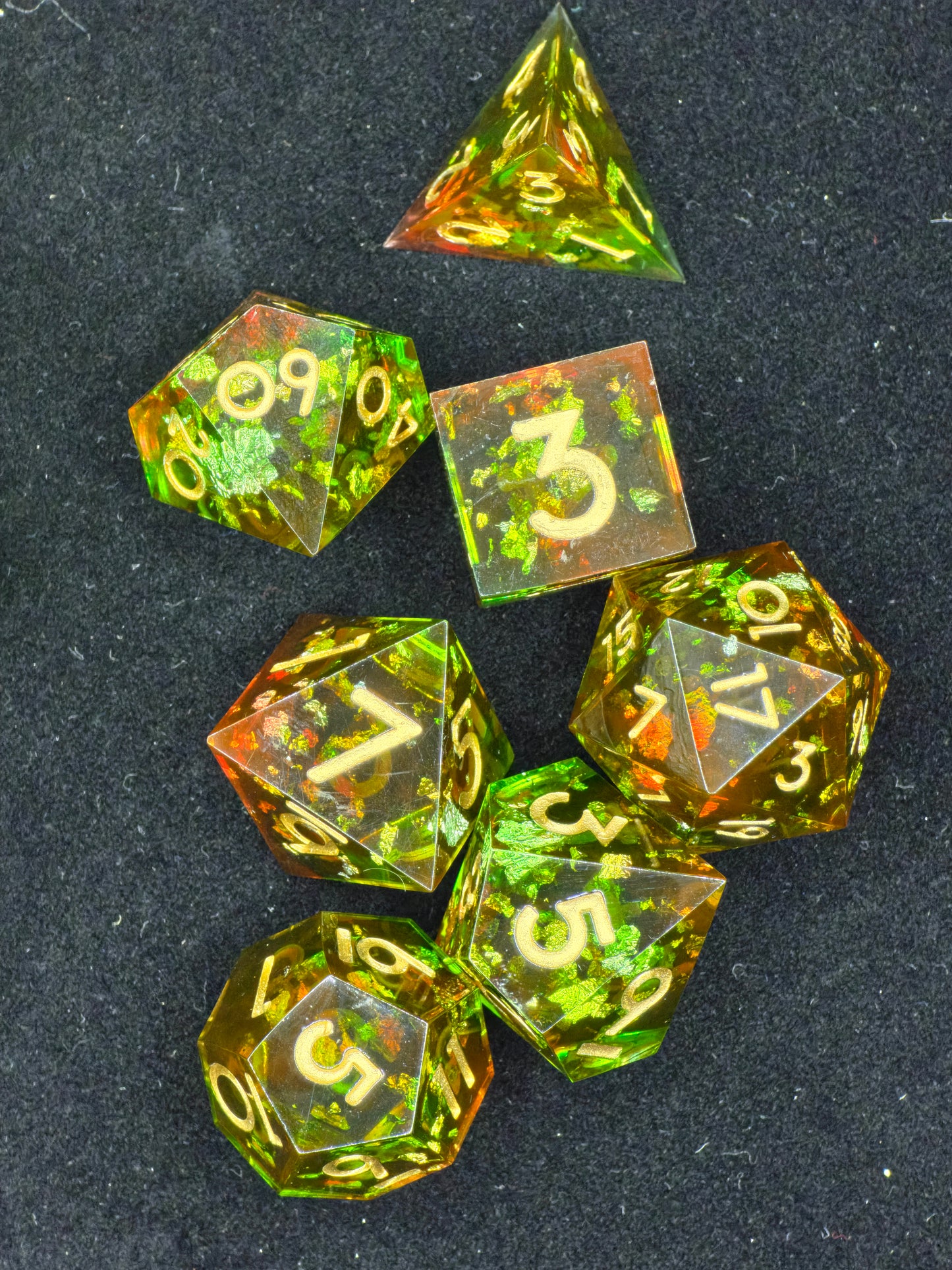 Polyedrisches Würfelset „Heart of the Forest“ – Handgemachte Resinwürfel in Rot-Grün mit Goldflocken | DnD Dice Set Pen and Paper TTRPG | Magisches Waldartefakt Würfelset