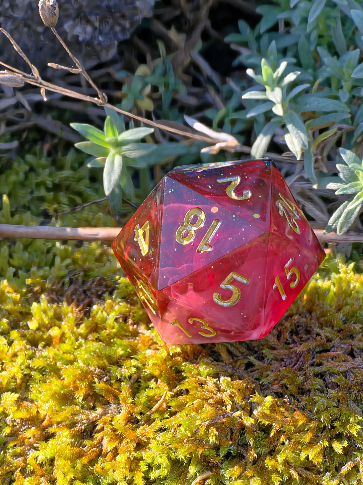 Polyedrischer D20 Chonk Würfel 35mm – Blood Mist Dice | Handmade DnD Würfel | Rot Weißer Nebel Gold – Gothic Fantasy Dice