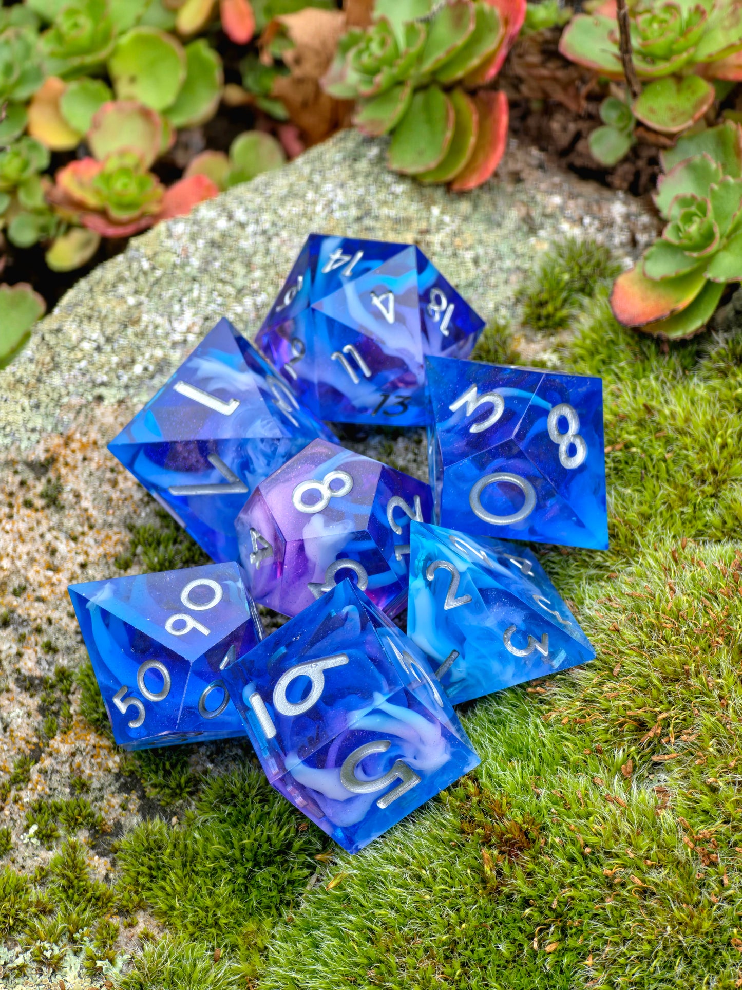 Polyedrisches Aurora Nebula DnD Würfelset 7 Stück – Mystic Sky Dice | Handgemachte Resin Würfel in Blau Lila Rosa mit Cloud Effekt | TTRPG D