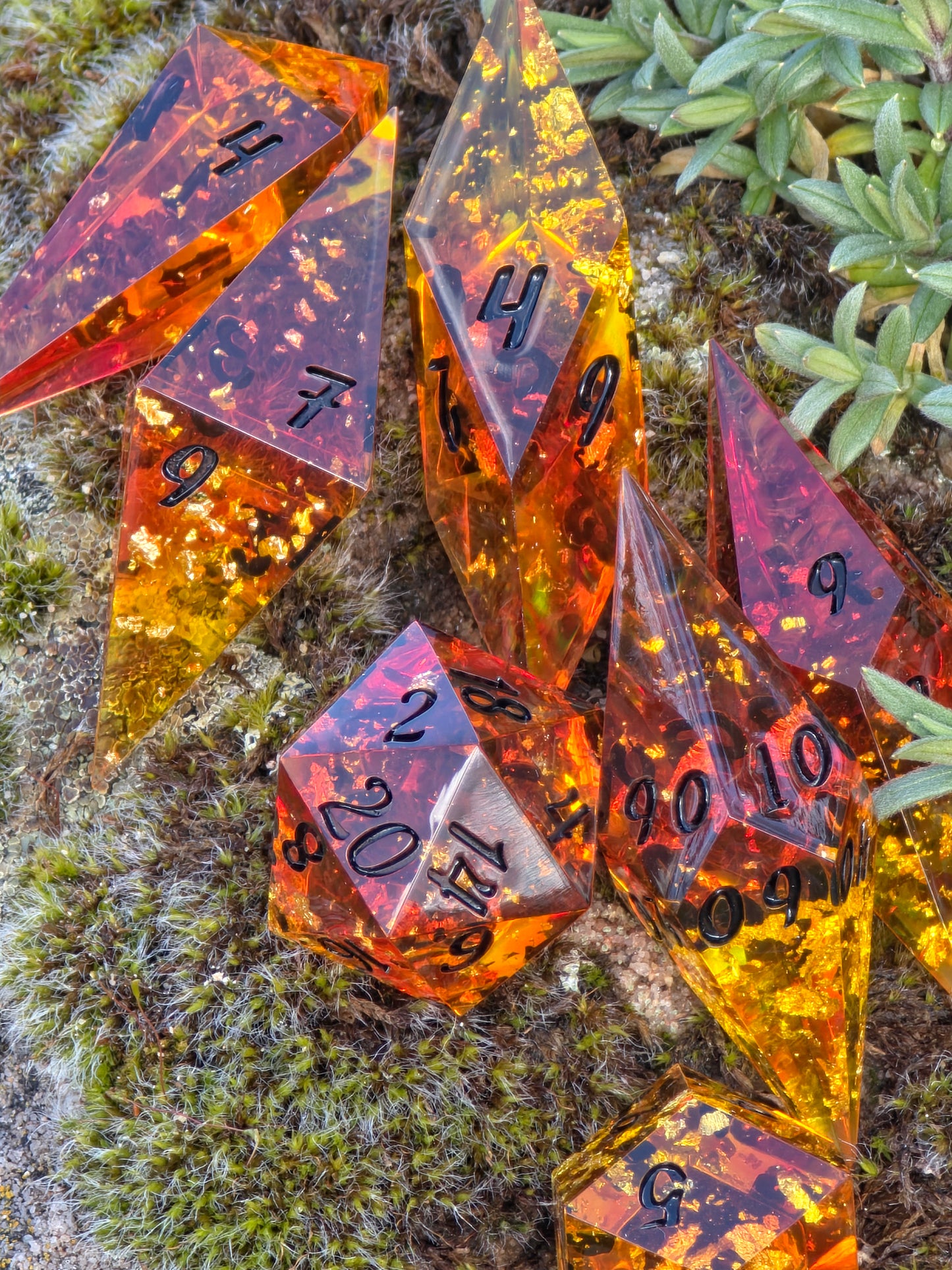 Amber Dice Set “Bernstein Shards” – Elongated Resin Dice with Gold Flakes, Honey Amber Effect, Sharp Edge DnD Dice, Handmade Fantasy TTRPG