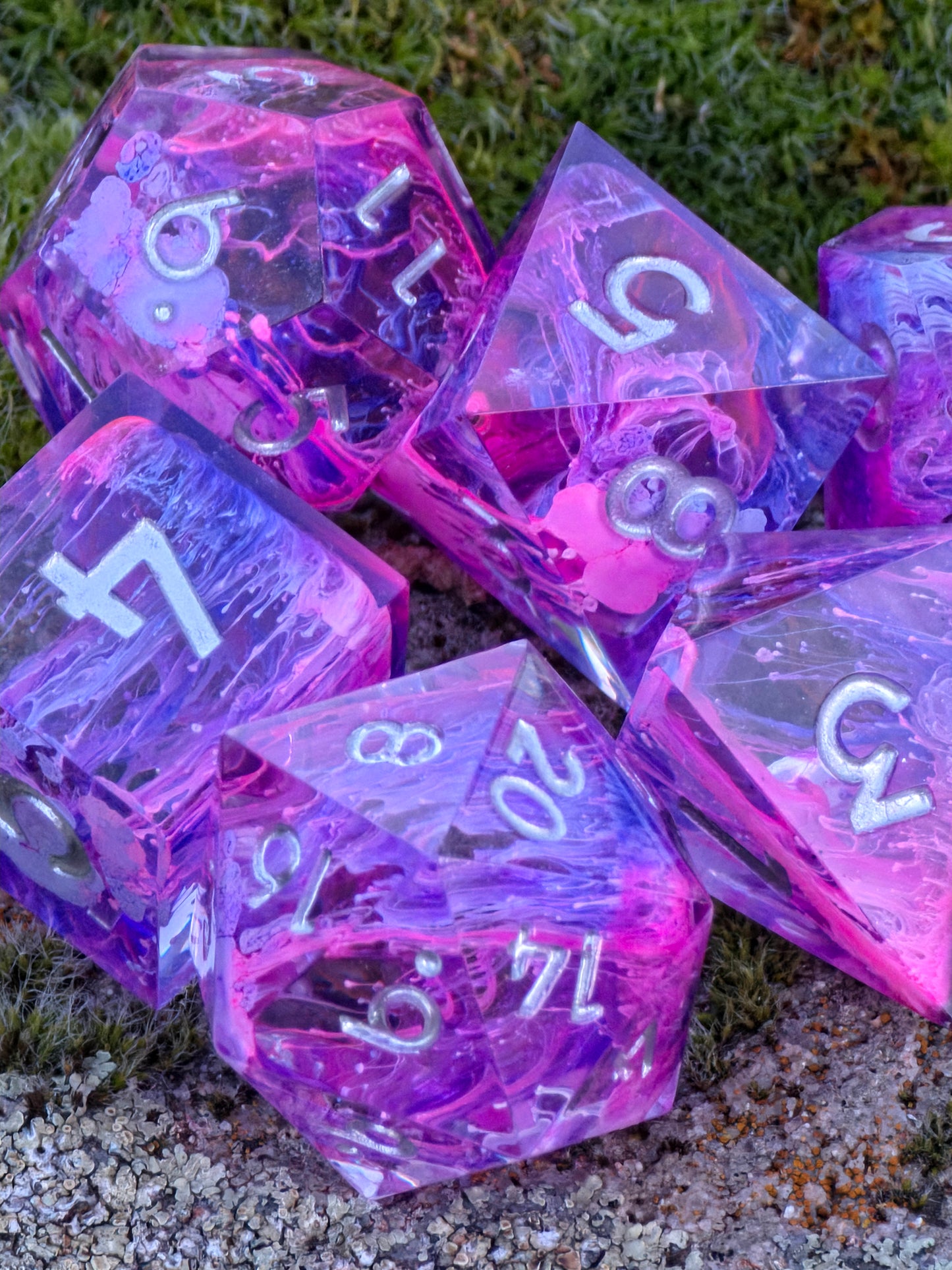 Handgemachtes DnD Würfelset Petri Effekt Pink Lila Blau | Sharp Edge Resin Dice Set 7-teilig | Silber Zahlen TTRPG