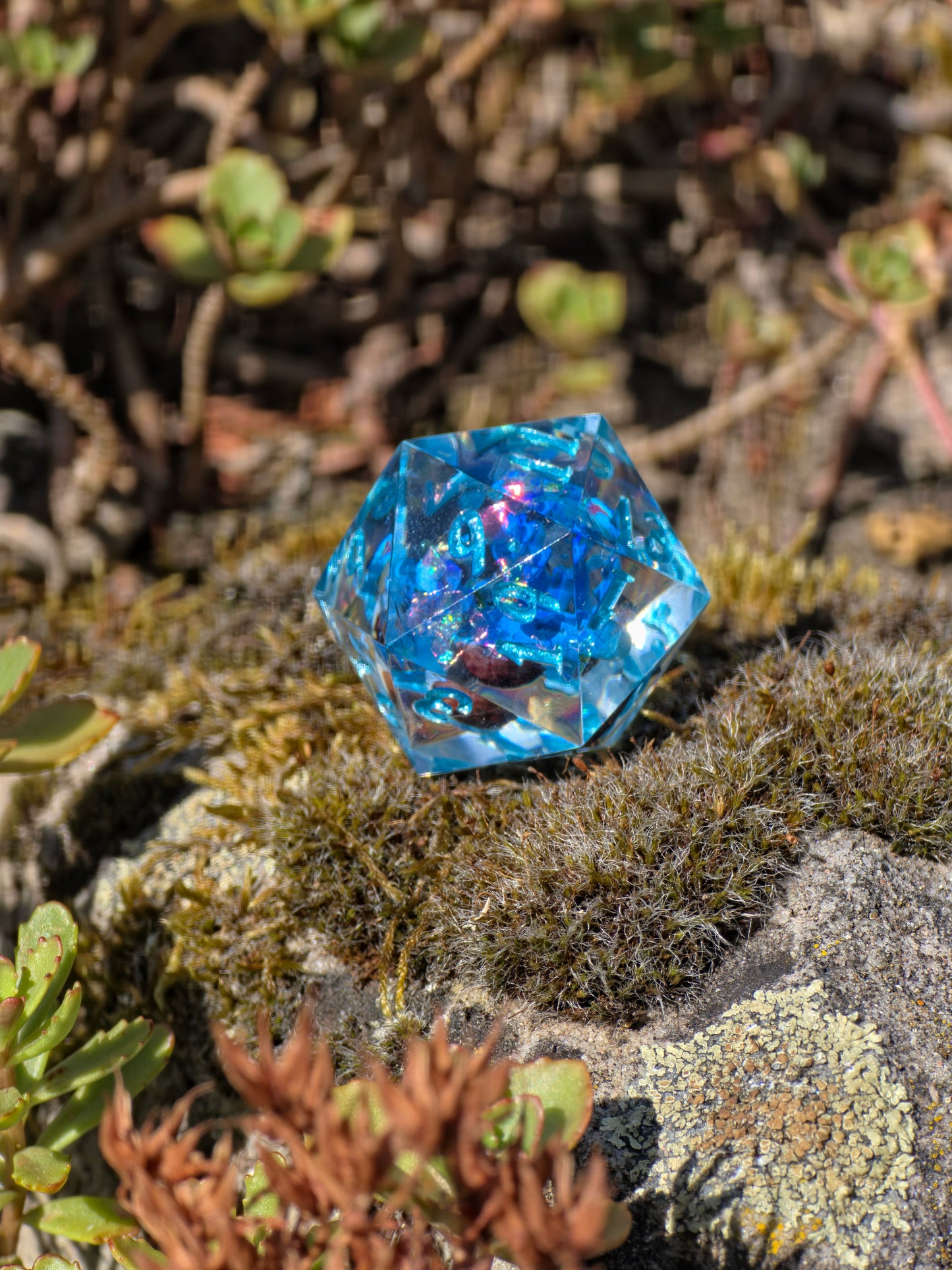 🌟Shiggy – Azure Tide D20 28 mm – Pokémon-inspirierter Resin Würfel in Deep Ocean Blue | Metallisch Himmelblaue Zahlen