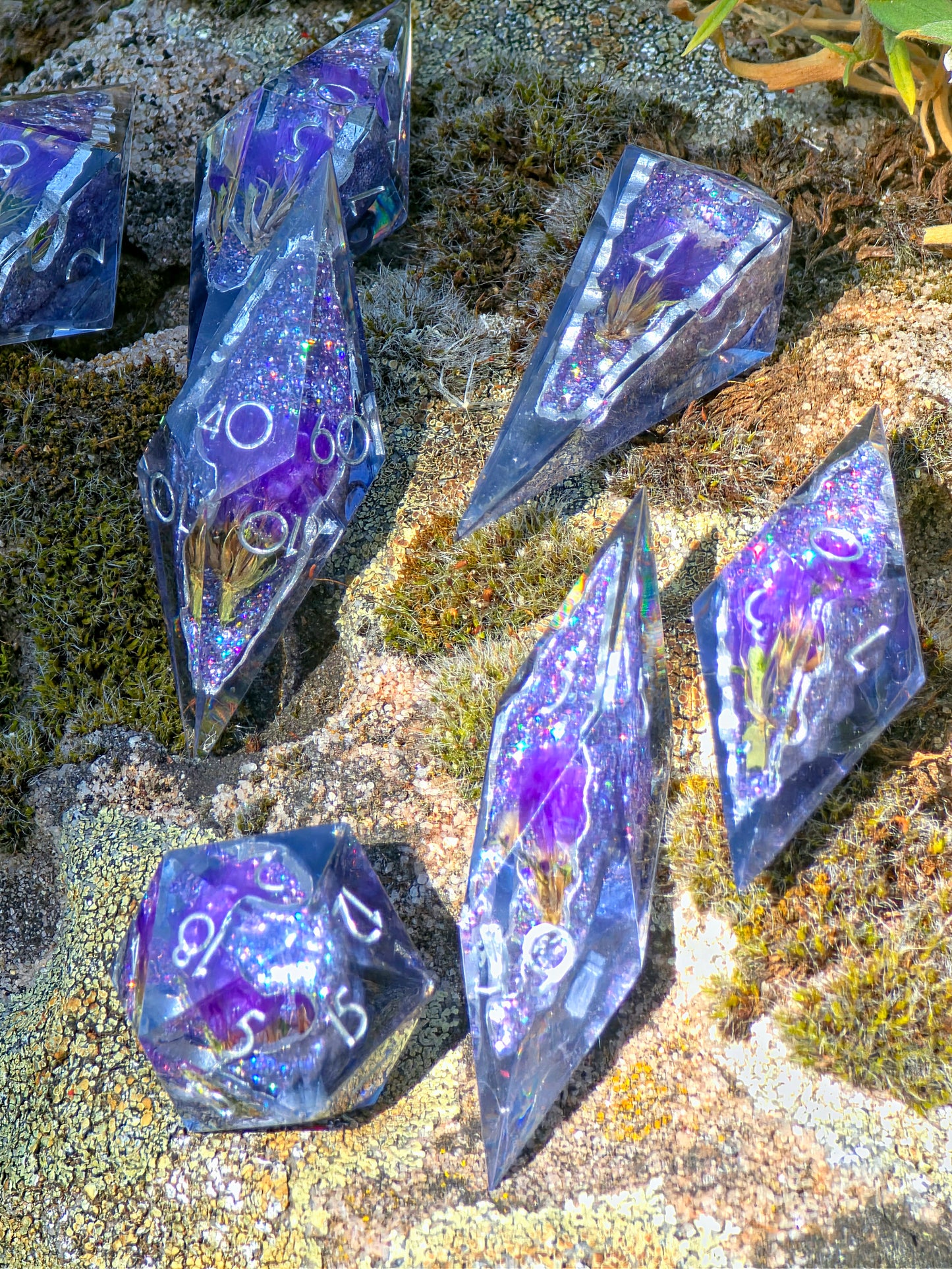 Amethyst Bloom Geode Flower Dice Set – Handgemachte Sharp Edge Würfel mit violetten Blüten, Kristall Geode Resin Dice, Fantasy DnD Würfelset