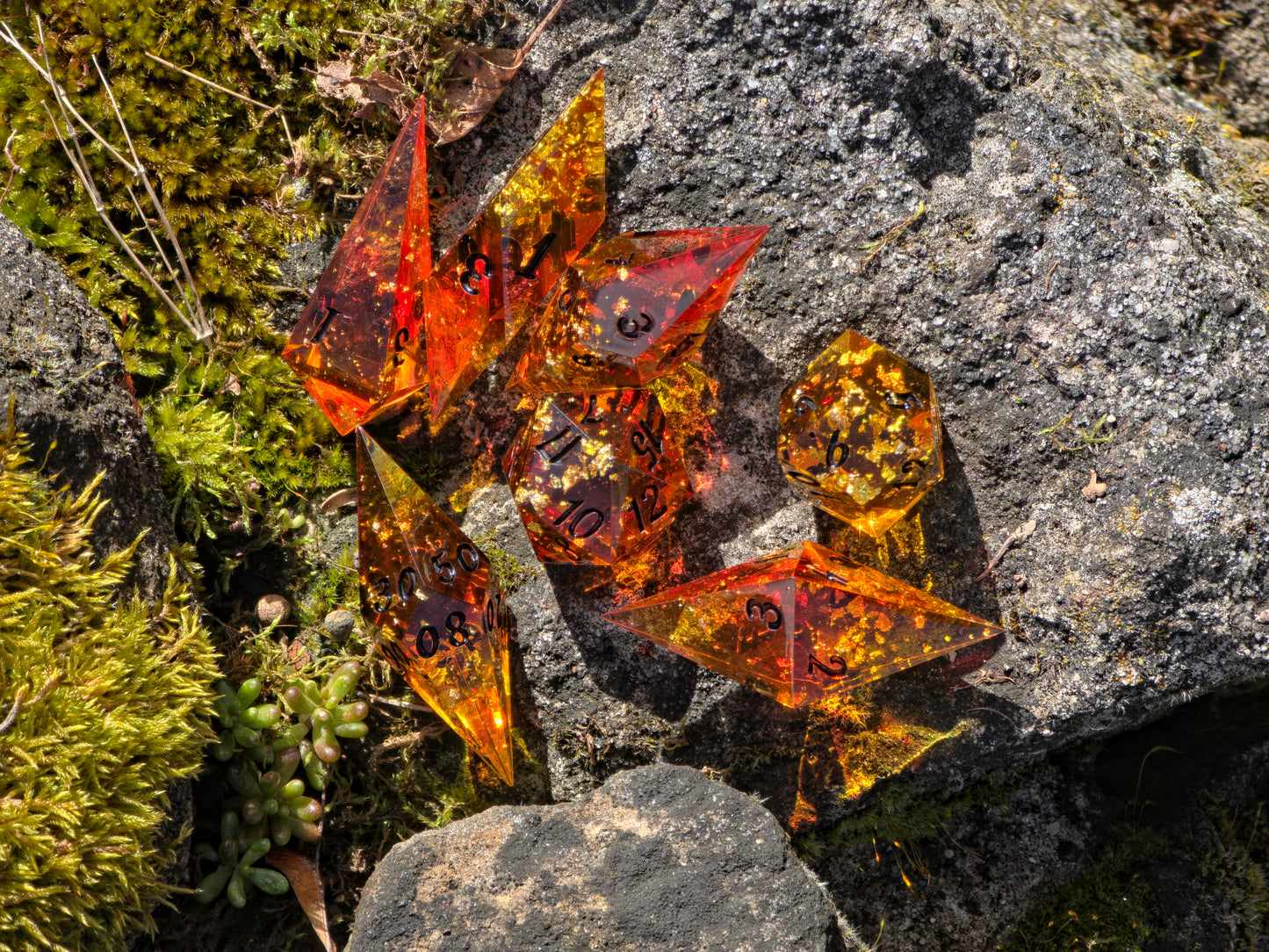 Amber Dice Set “Bernstein Shards” – Elongated Resin Dice with Gold Flakes, Honey Amber Effect, Sharp Edge DnD Dice, Handmade Fantasy TTRPG