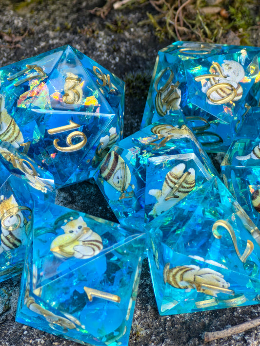 Bee Cat Dice Set – Süße Resin DnD Würfel mit Katzen & Bienen, 7er TTRPG Dice Set, Cute Handmade Dice, Fantasy Dice Set