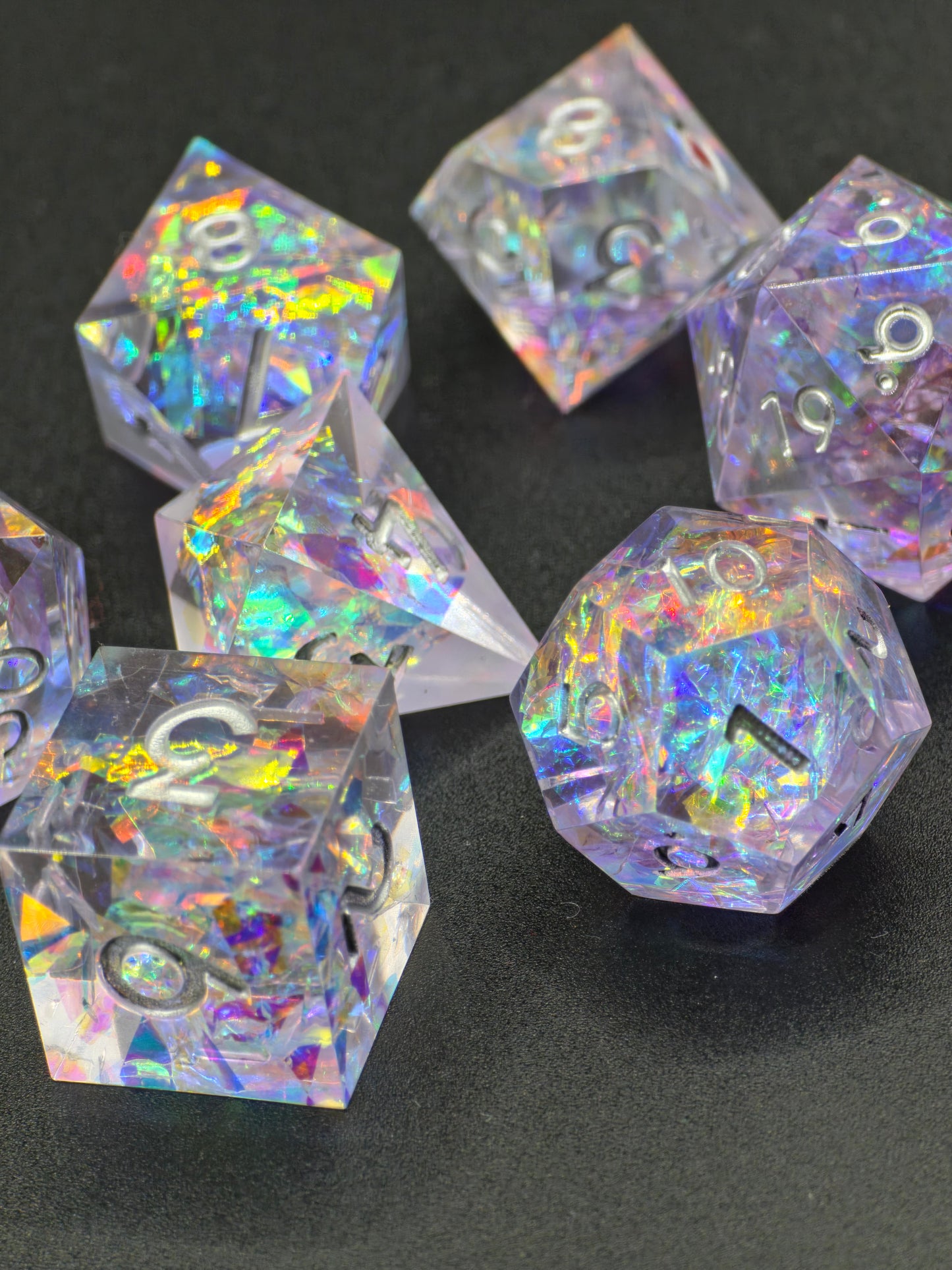 Polyedrisches DnD Würfelset Crystal Aurora – Handgemachte Resinwürfel mit Holographic Flakes | DnD Pen and Paper TTRPG