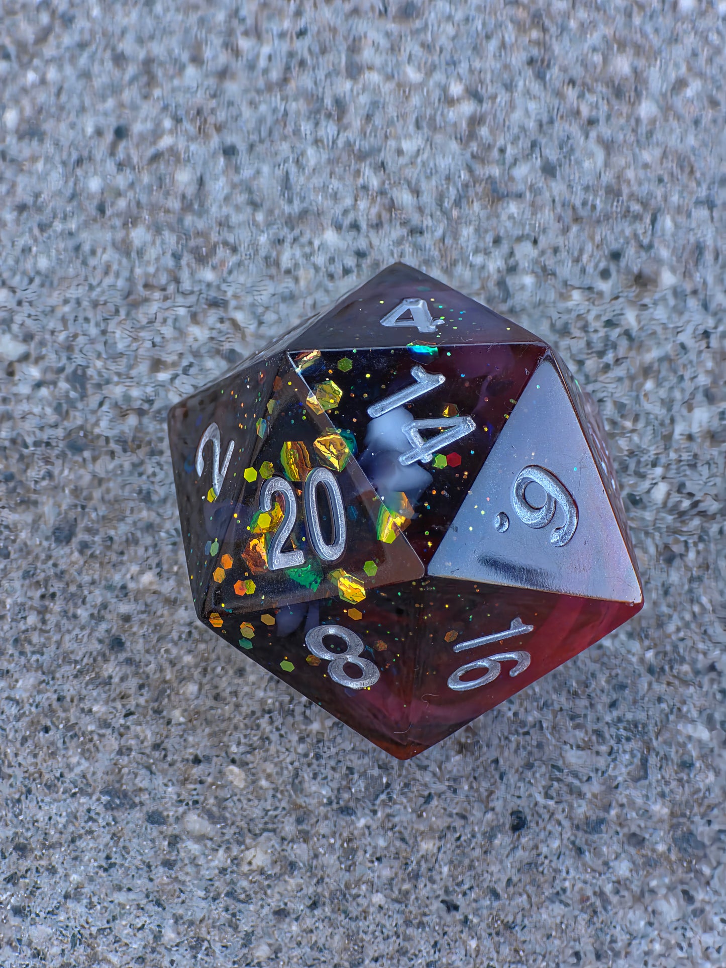Polyedrischer D20 Chonk Würfel 35mm – Blood & Mist Dice | Handmade DnD Würfel | Vampir Gothic Fantasy Dice – Rot, Weißer Nebel, Schwarz
