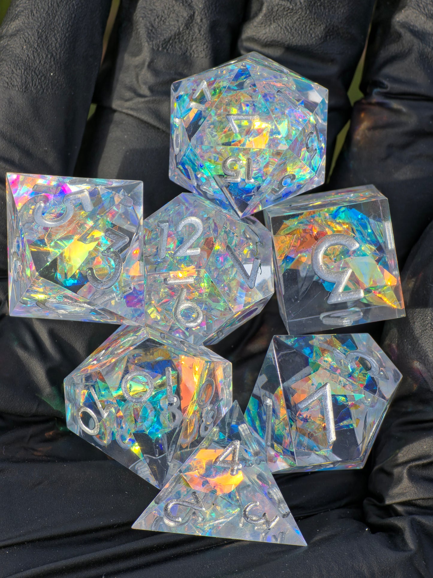 Aether Shards – Holografisches Crystal Dice Set | Klar Resin DnD Würfel mit Silberzahlen | Prismatic TTRPG Würfel | Handmade