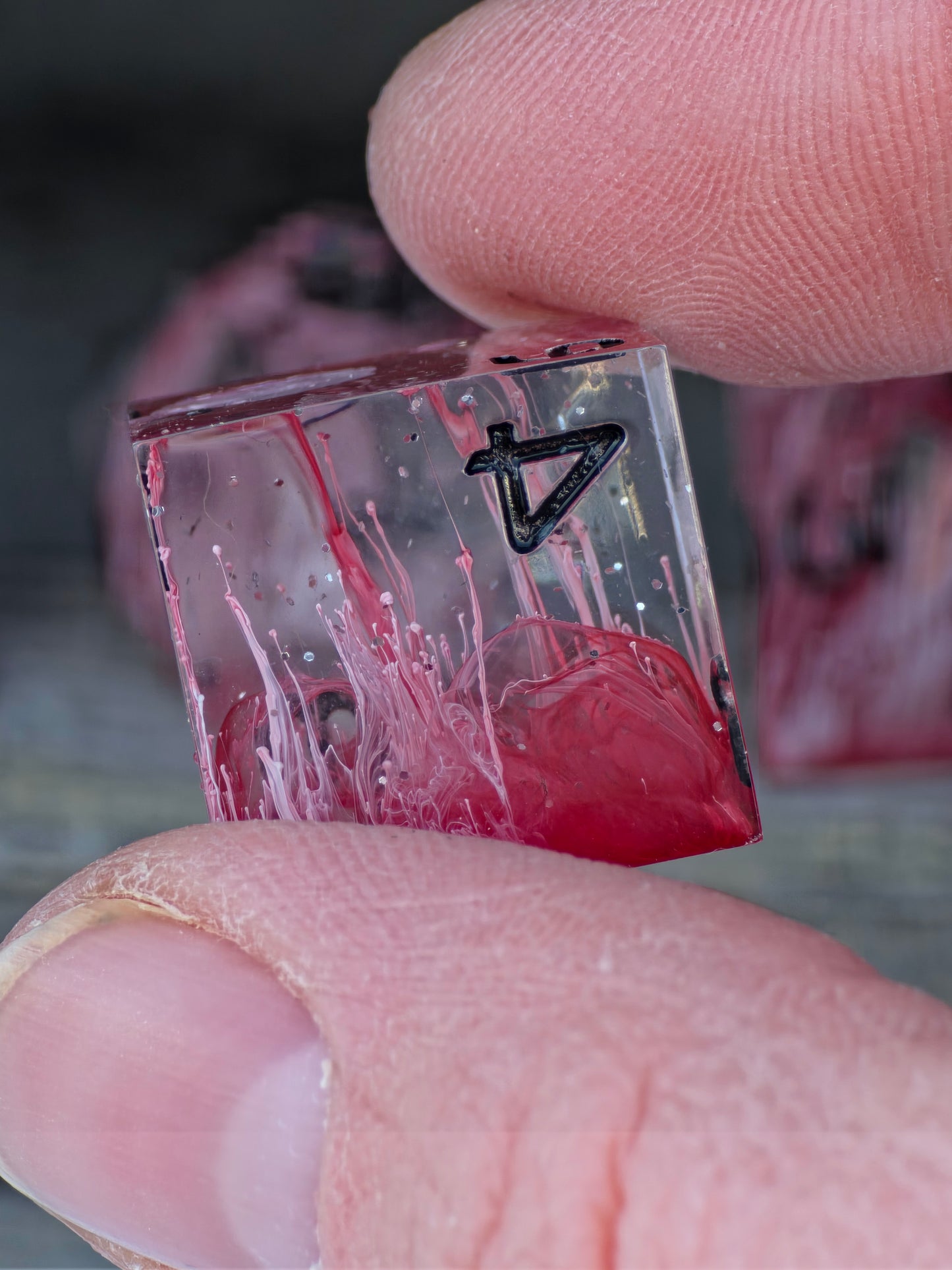 Würfelset „Sanguis Veil“ – Handgemachtes Petri Dice Set in Tiefrot mit organischem Nebeleffekt | DnD TTRPG Würfel