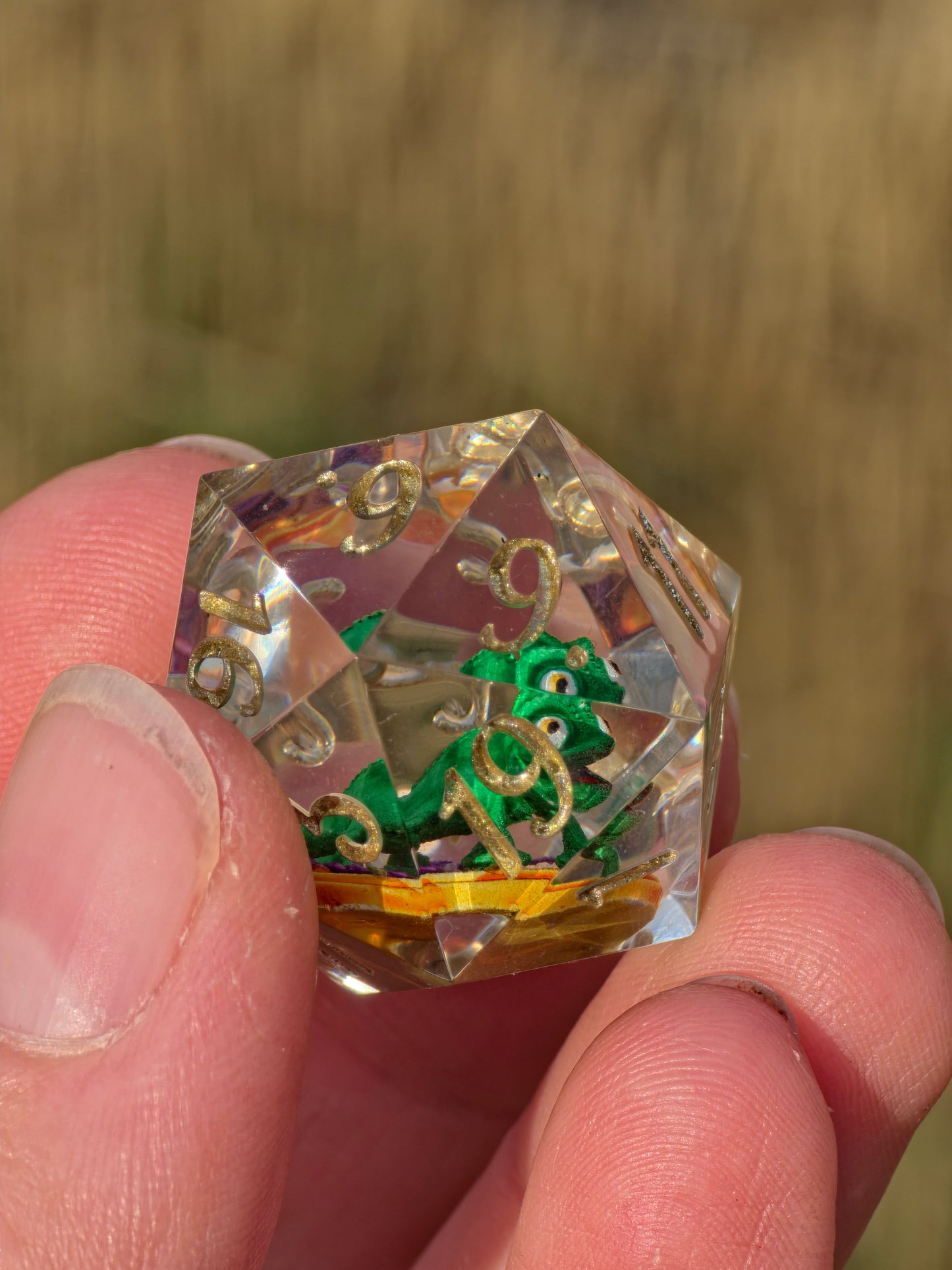 Pascal's Secret Garden D20 Dice – Tangled Inspired Resin D20 mit Pascal Chamäleon | Handgemachter Sharp Edge Würfel für DnD & RPG