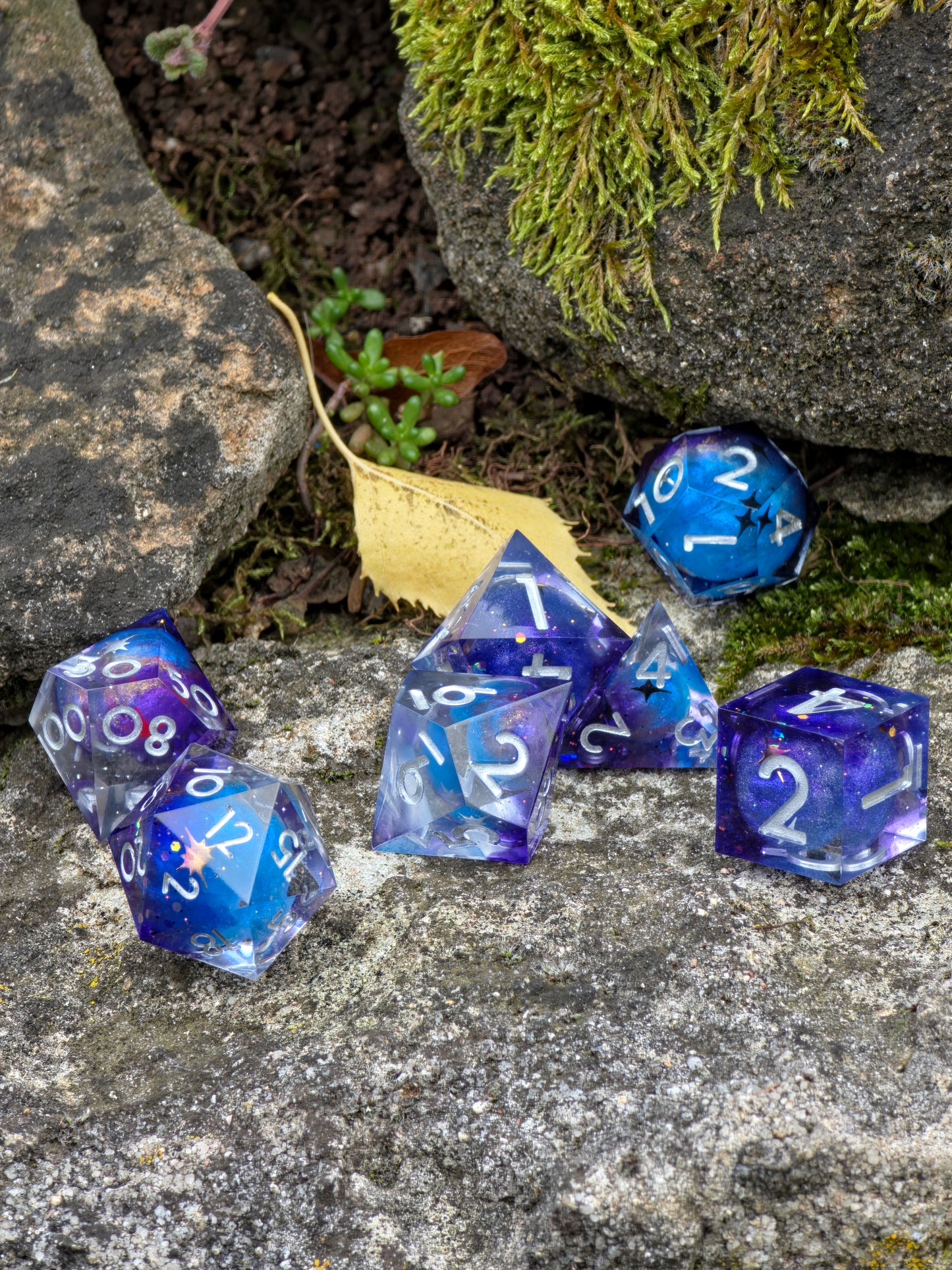Polyedrischer Planeten Kosmos DnD Würfelset 7 Stück – Galaxy Blue Universe Dice | Handgemachte Resin Würfel mit Planeten Pen&Paper TTRPG