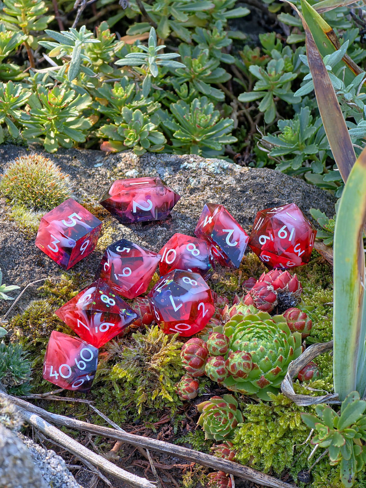 Polyedrische Blood & Mist Dice – inspiriert von Astarion aus Baldur’s Gate 3 Handmade DnD Dice Set 9 Stück – Blutrot, Weißer Nebel Schwarze Schatten