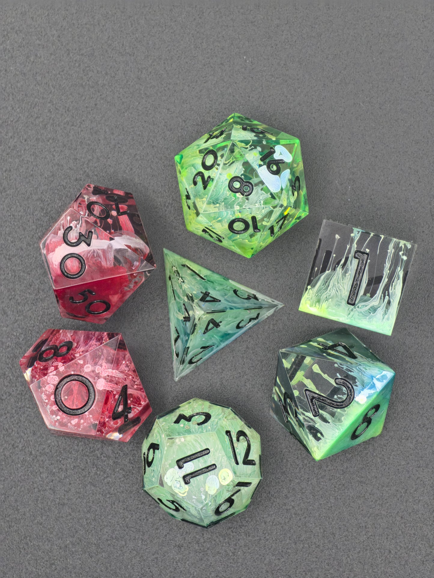 Würfelset „Alchemisches Erwachen“ – Handgemachtes Petri Dice Set mit Säuregrünem D20 & Blutroten Akzenten | DnD TTRPG Würfel