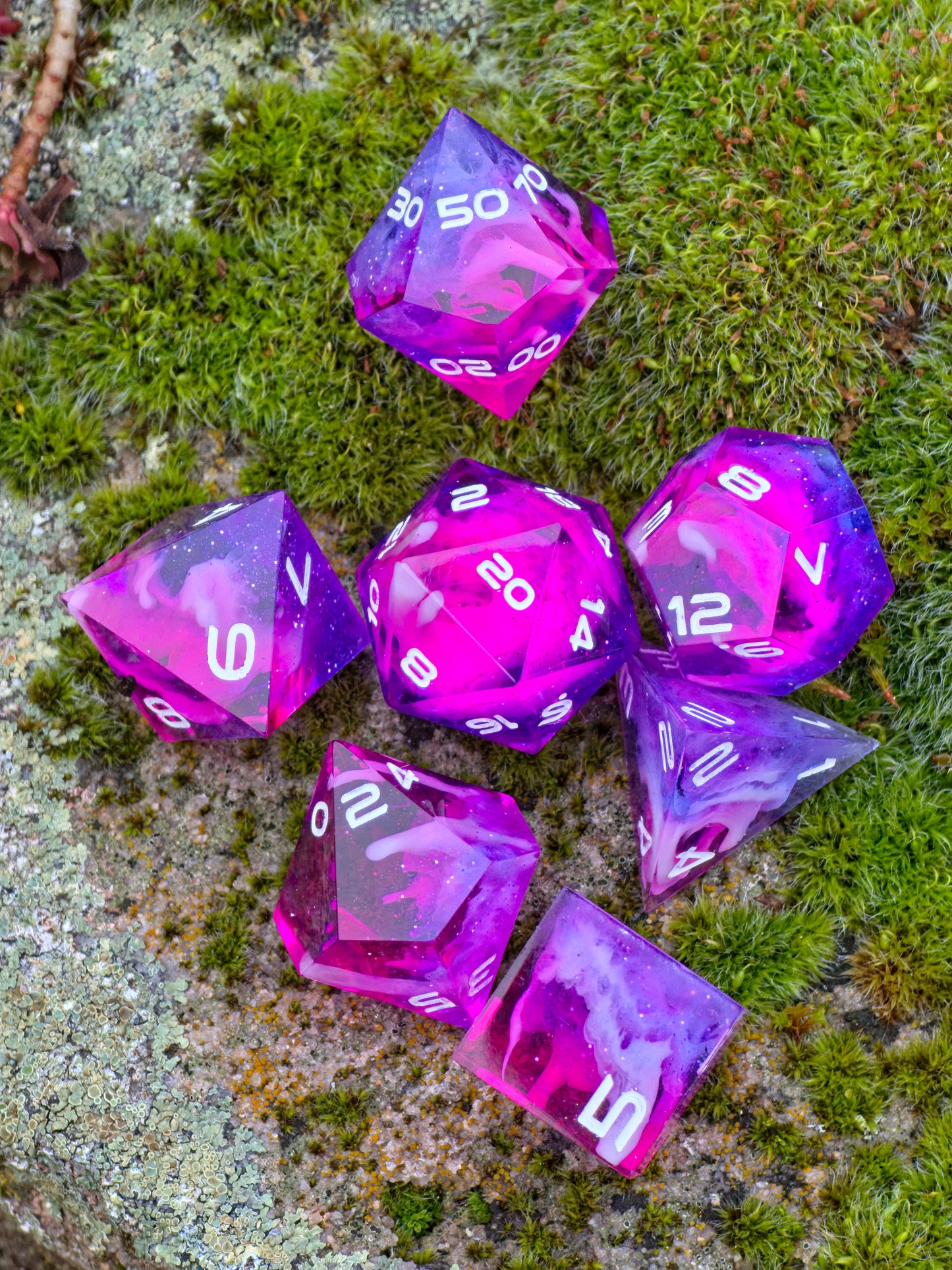 Polyedrisches Würfelset „Starflare Cloud Galaxy“ – Handgemachte Resinwürfel pink-violett mit Galaxy & Cloud Nebula Effekt | DnD Dice Set TTRPG