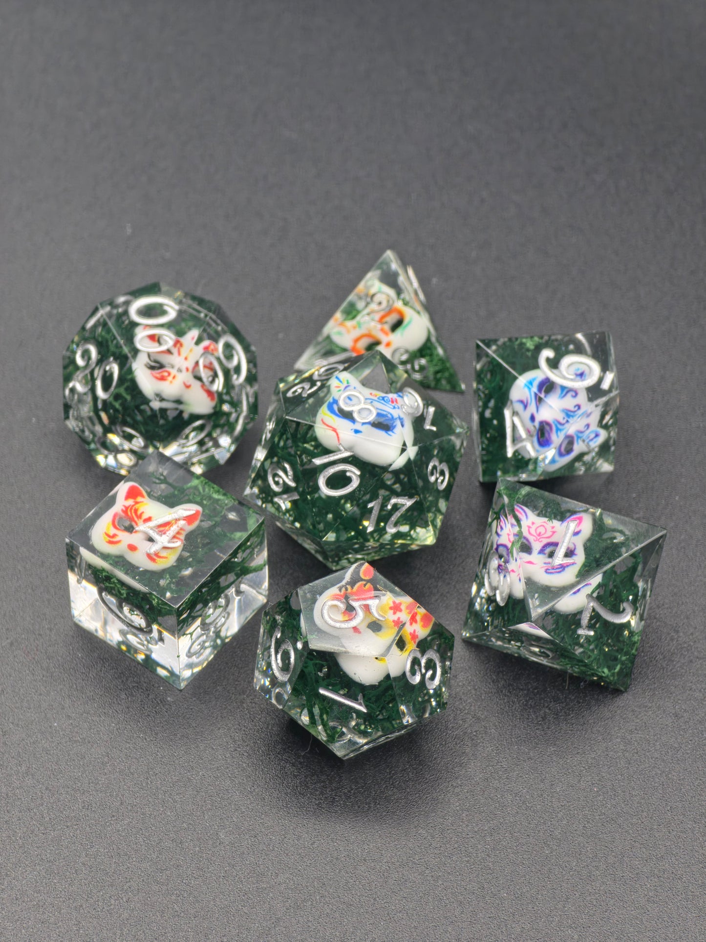 Kitsune Spirit Dice – Japanischer Fuchs Masken Würfelset | Klar Resin DnD Dice Set mit weißen Zahlen | Handmade TTRPG Würfel